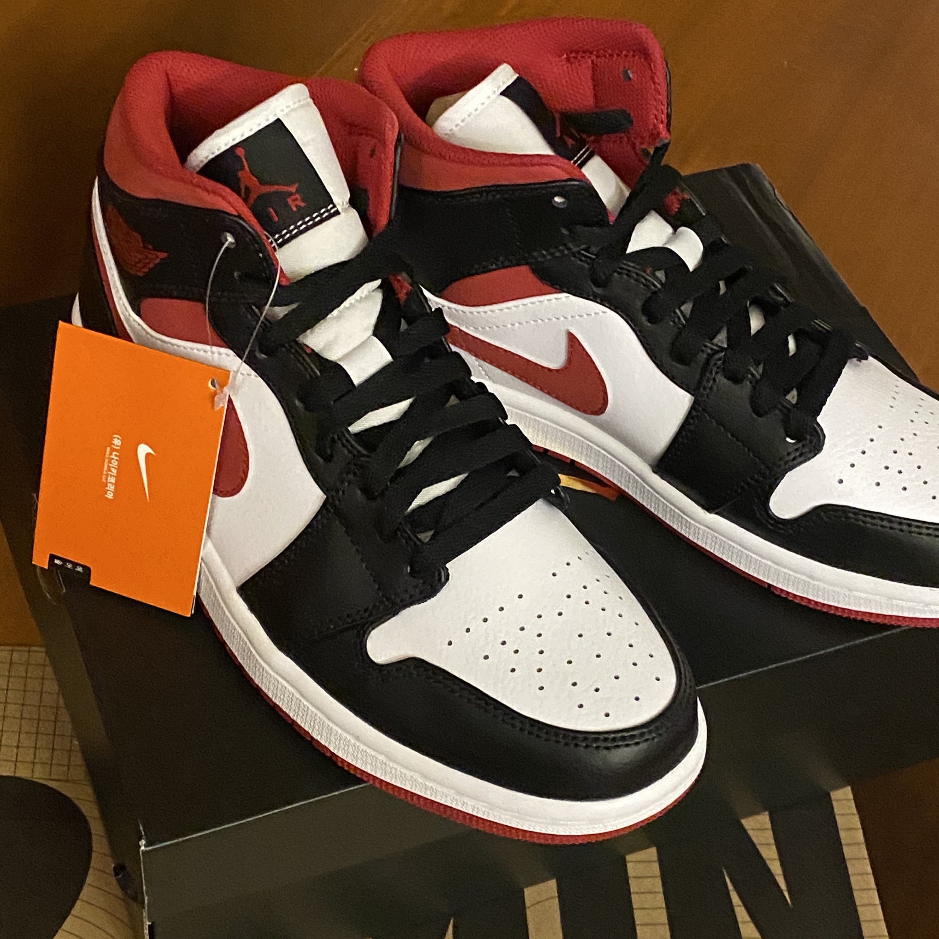 Jordan 1 Mid Gym Red Black White 착용 스타일 - 3