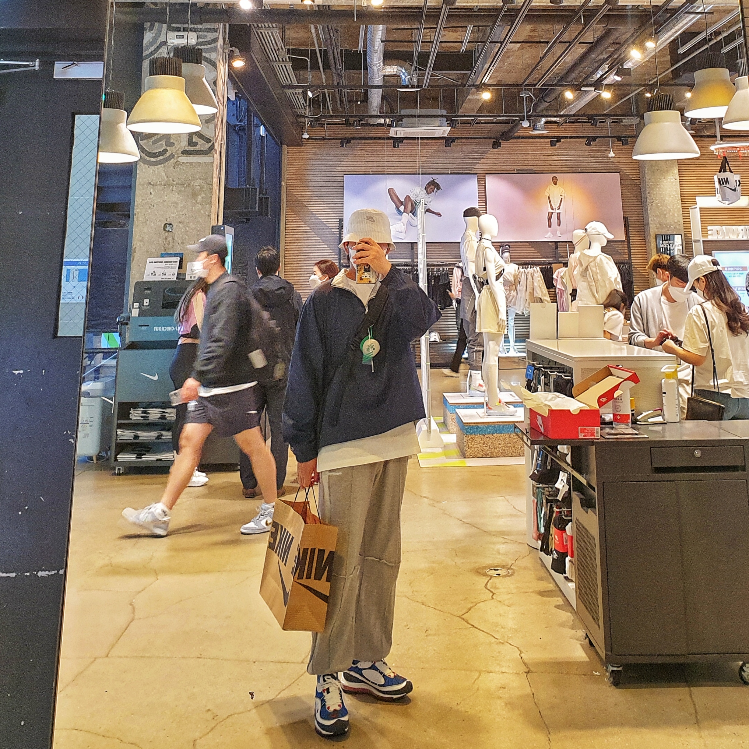 Nike x Kim Jones Bucket Hat White, Nike x Kim Jones Reversible Wind Breaker Navy - US/EU 착용 스타일 - 1