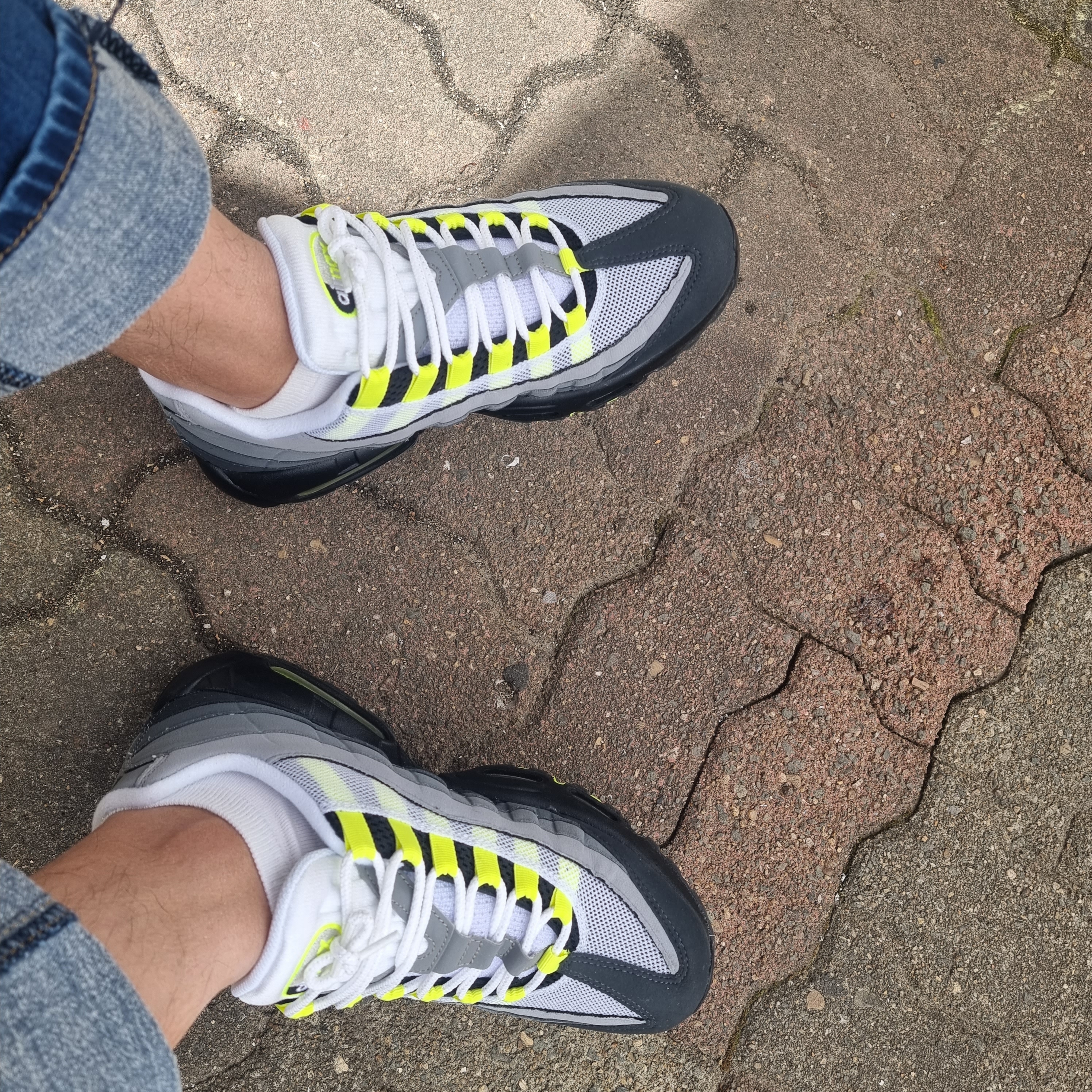 Nike Air Max 95 OG Neon Yellow 2020 착용 스타일 - 1