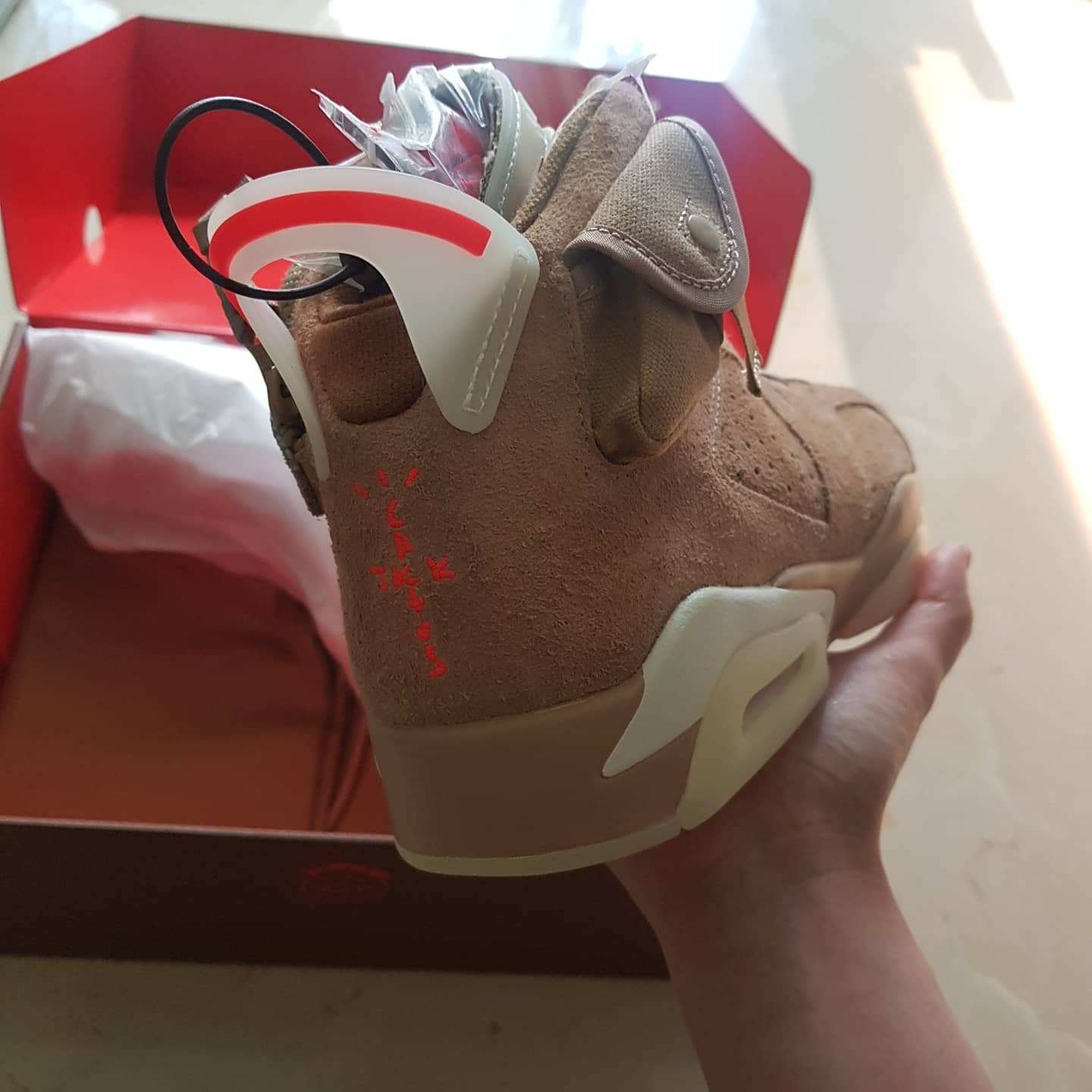 Jordan 6 x Travis Scott Retro SP British Khaki 착용 스타일 - 2