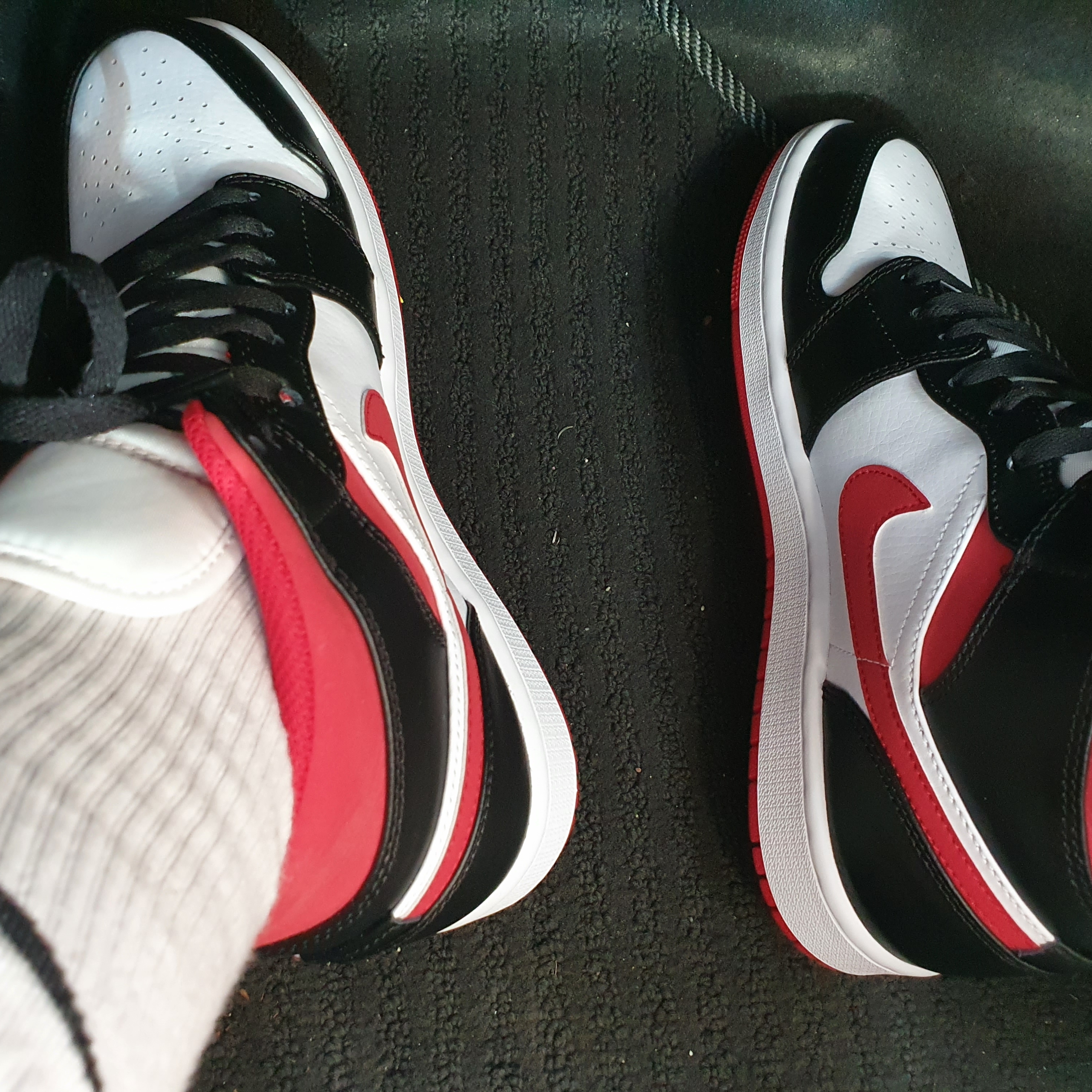 Jordan 1 Mid Gym Red Black White 착용 스타일