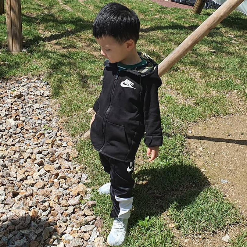 (Infant) Adidas Yeezy Boost 350 V2 Cloud White 착용 스타일 - 2
