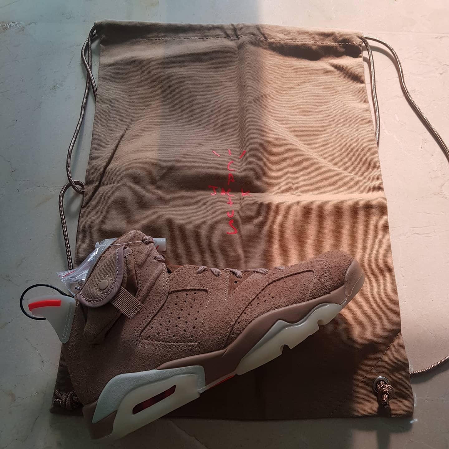 Jordan 6 x Travis Scott Retro SP British Khaki 착용 스타일 - 3