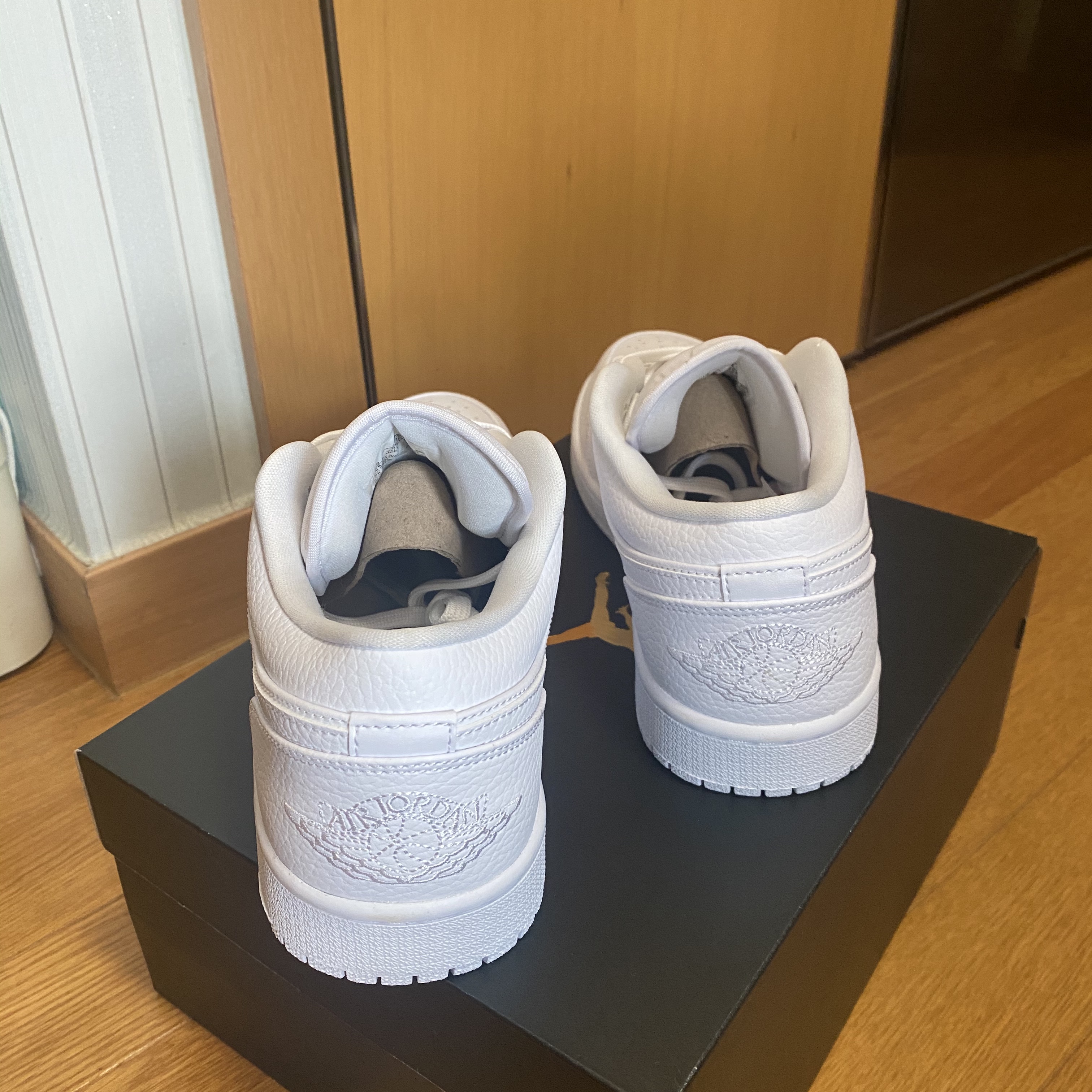 Jordan 1 Low Triple White Tumbled Leather 2020 착용 스타일 - 4