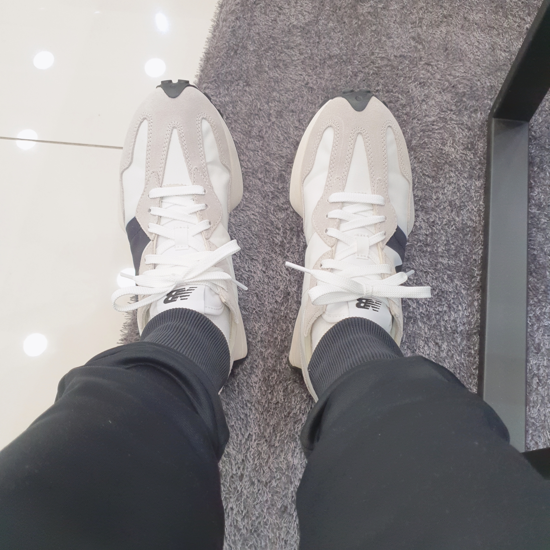 New Balance 327 White Black 착용 스타일 - 1