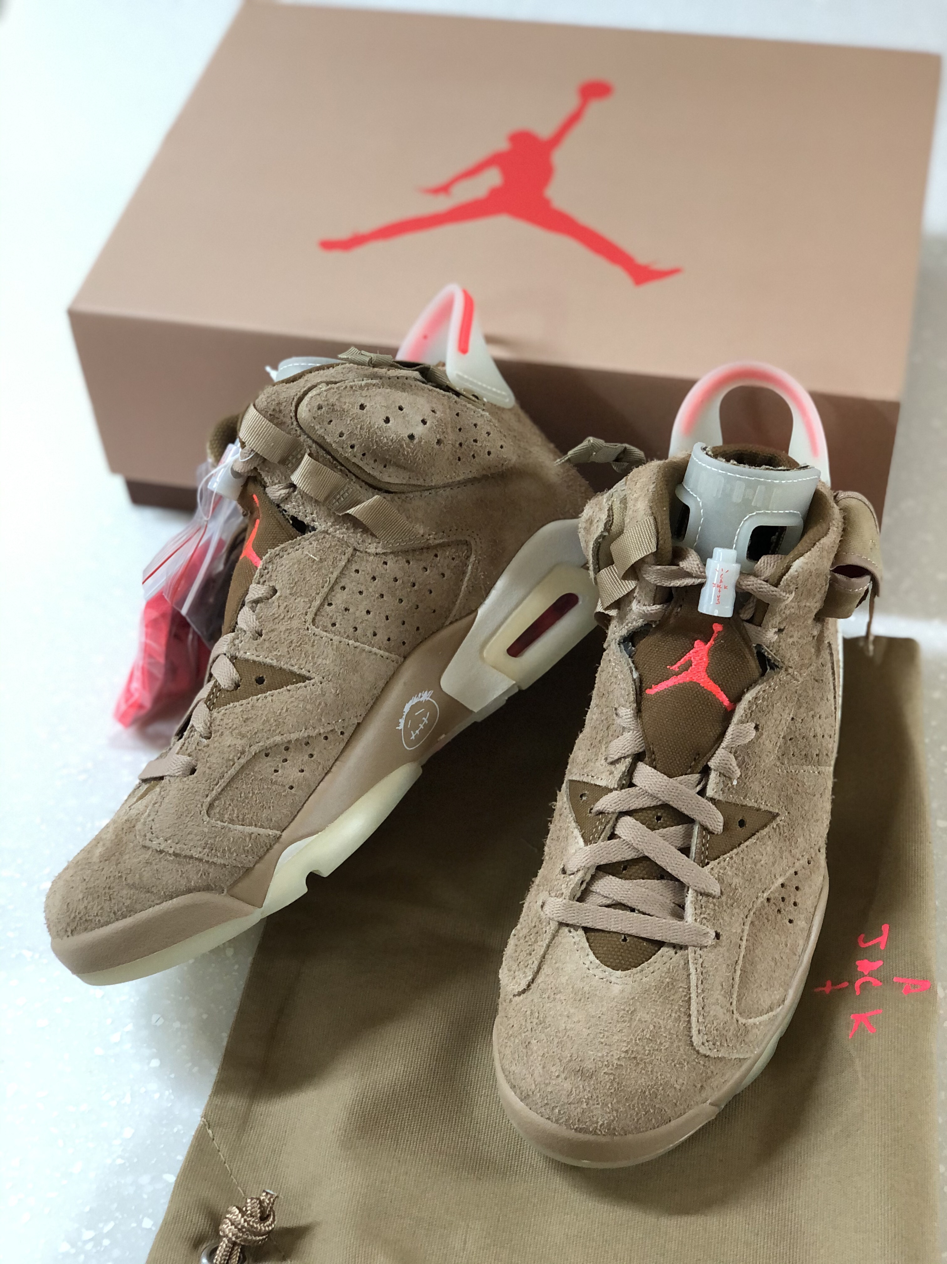 Jordan 6 x Travis Scott Retro SP British Khaki 착용 스타일