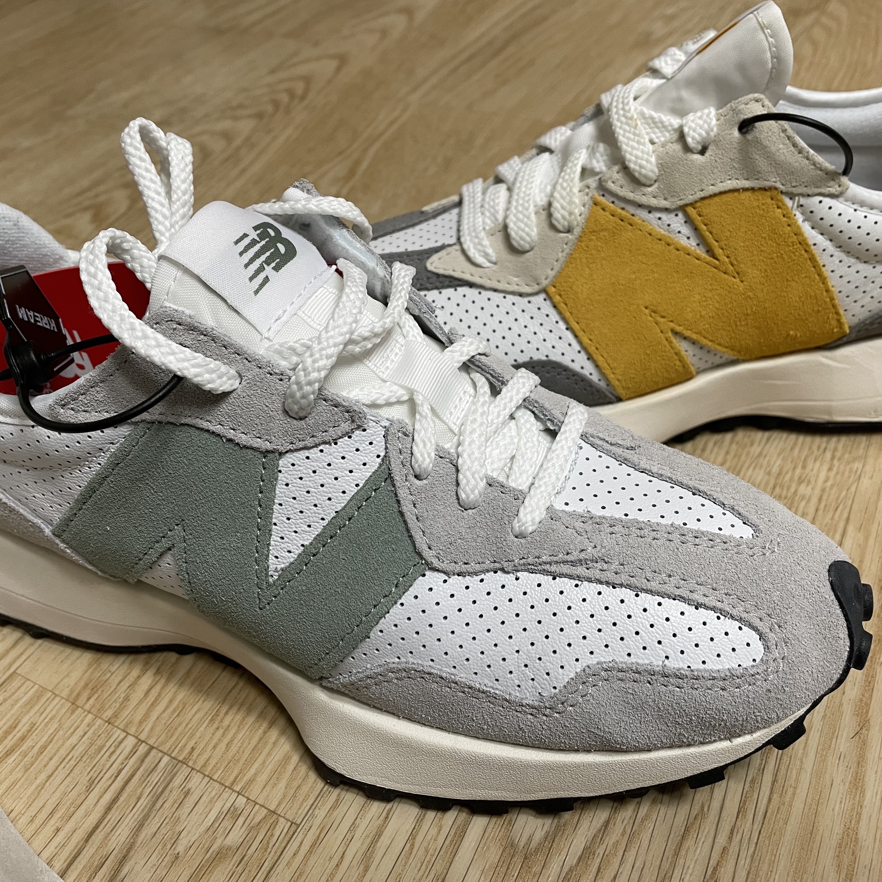 (W) New Balance 327 Grey Green - JD Sports Exclusive, New Balance 327 Grey Yellow - JD Sports Exclusive 착용 스타일 - 2