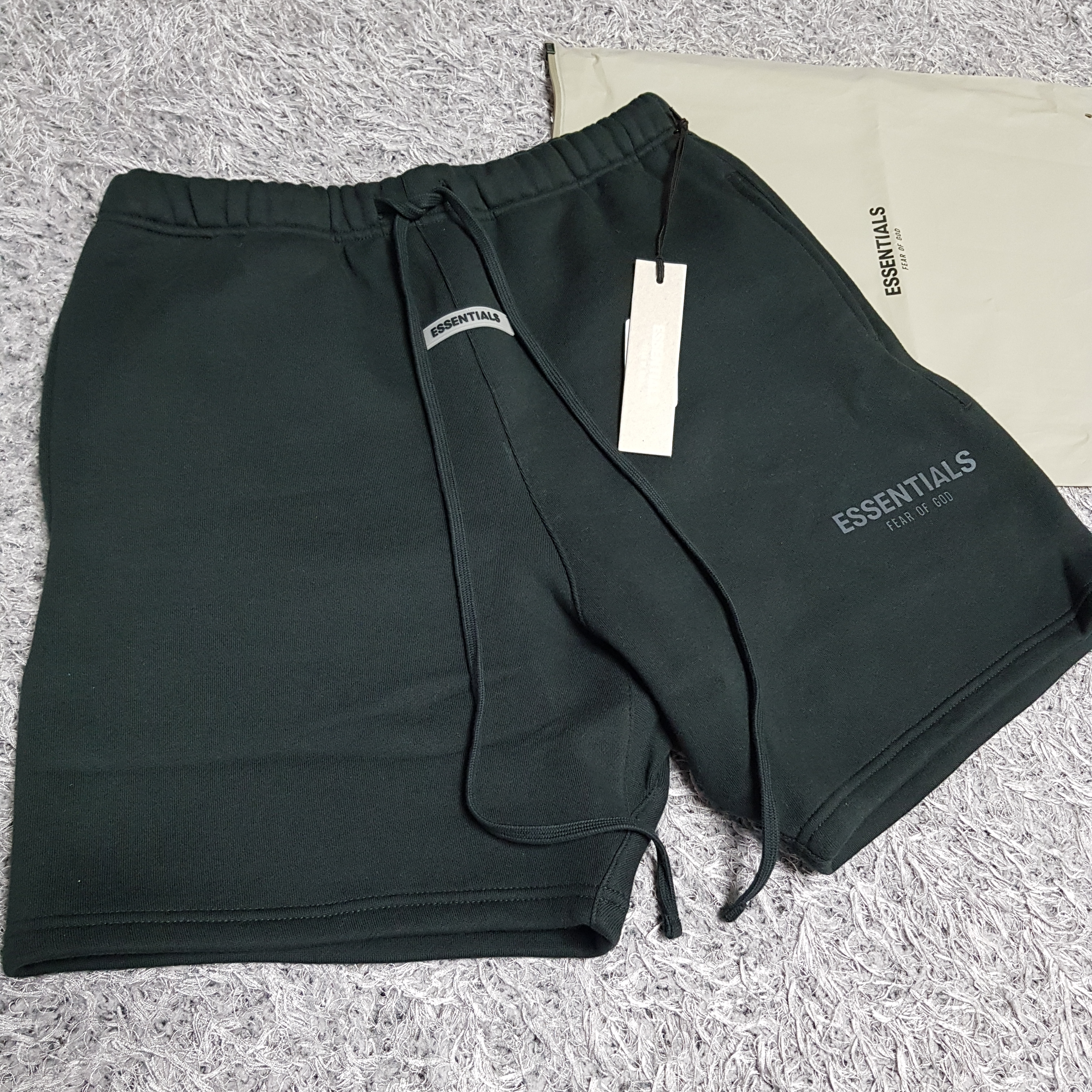 Essentials Sweatshorts Black 2020 착용 스타일