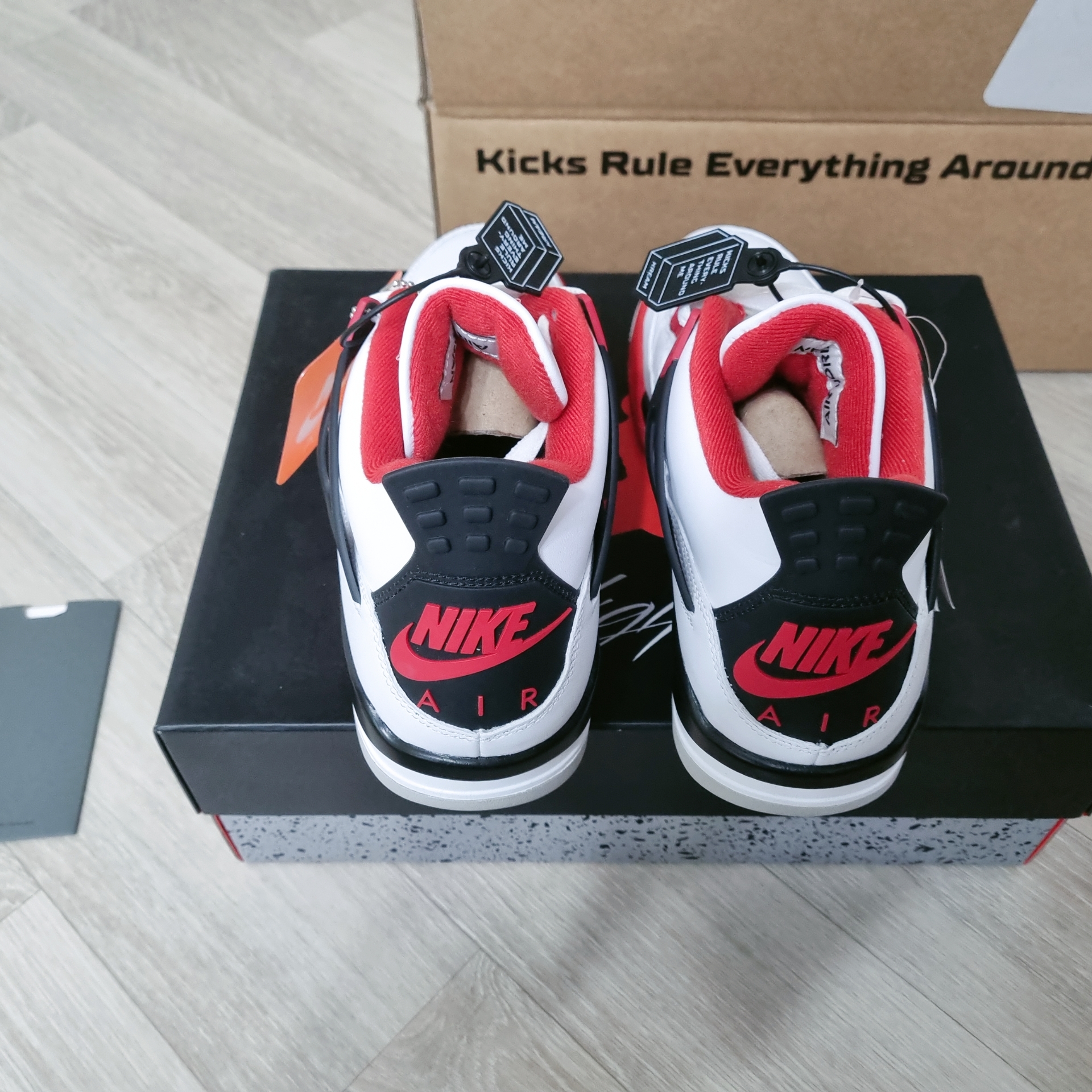 Jordan 4 Retro OG Fire Red 2020 착용 스타일 - 3