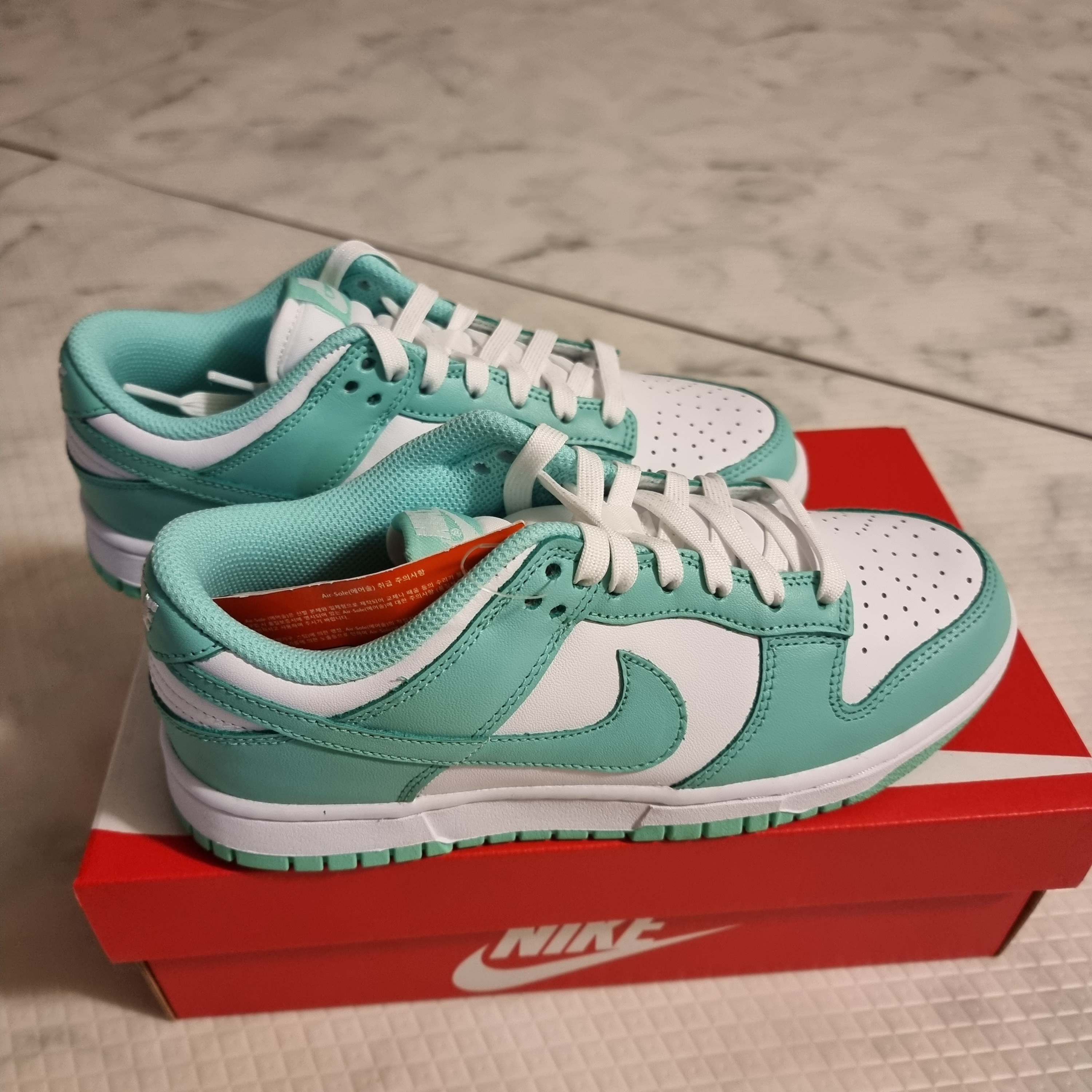 (W) Nike Dunk Low Green Glow 착용 스타일 - 2