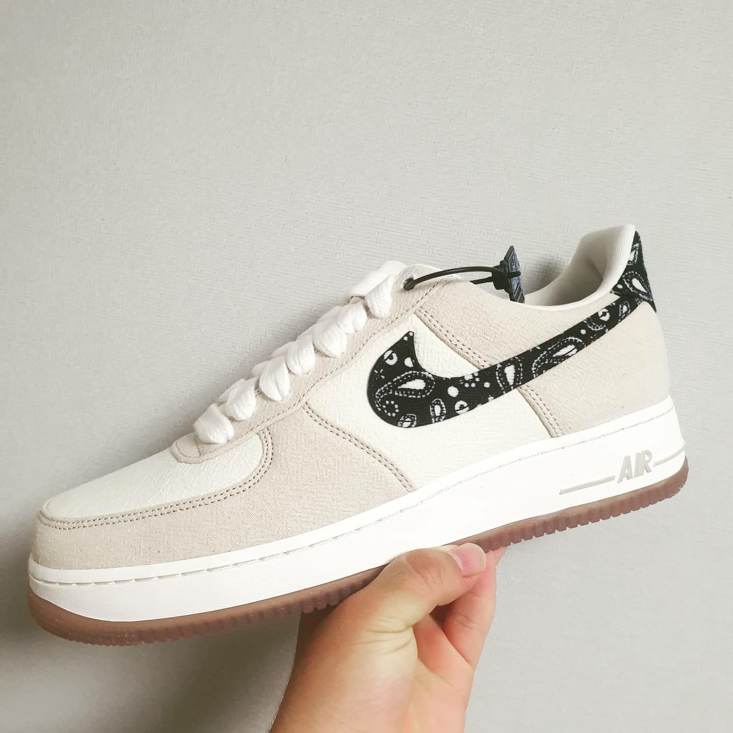Nike Air Force 1 '07 LV8 Paisley Swoosh 착용 스타일 - 1