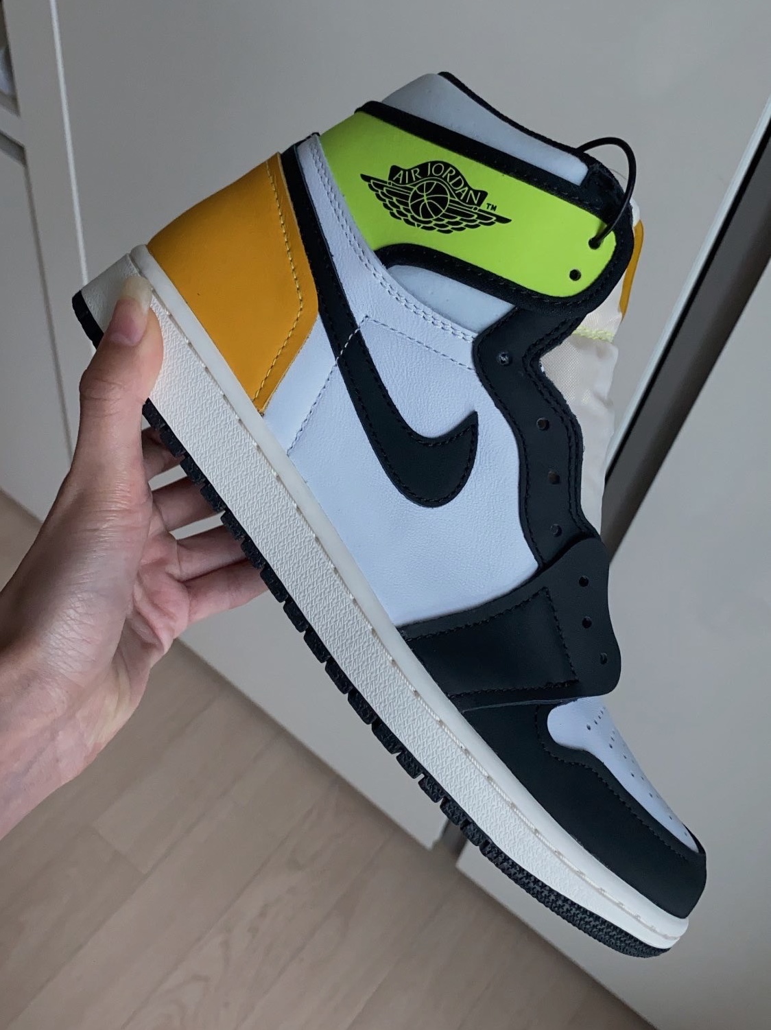 Jordan 1 Retro High OG Volt Gold 착용 스타일