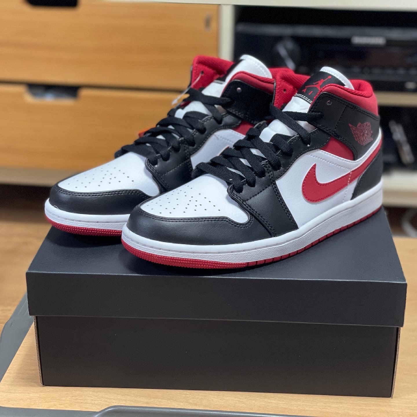 Nike Dunk Low SE Free.99 White, Jordan 1 Mid Gym Red Black White 착용 스타일 - 2