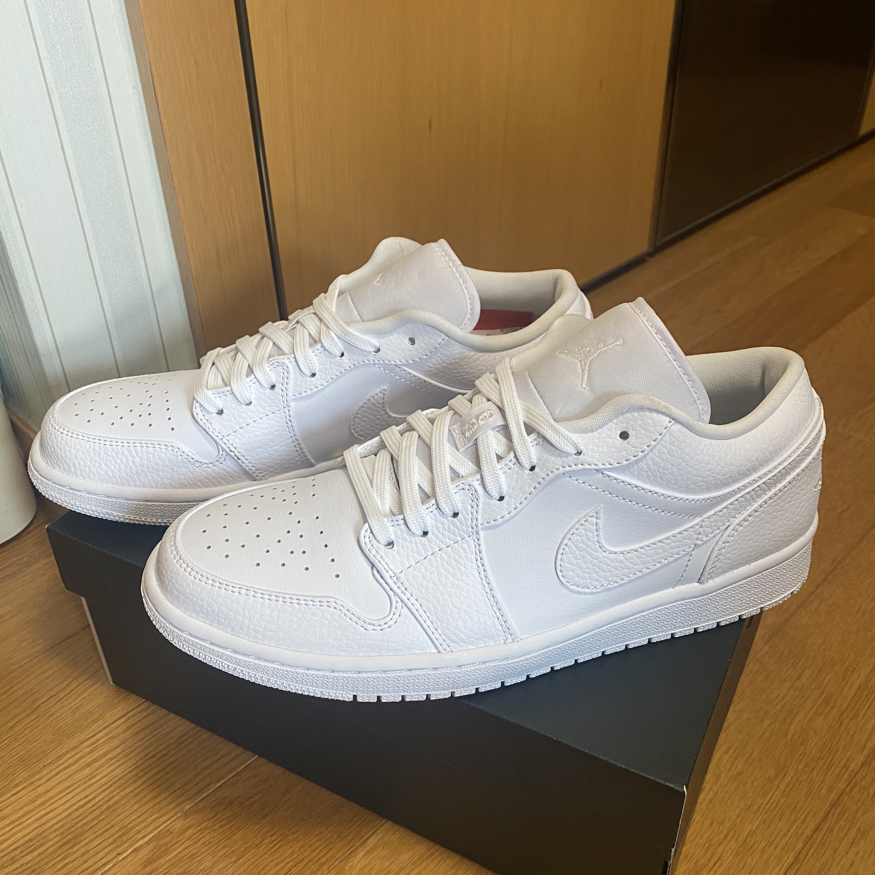 Jordan 1 Low Triple White Tumbled Leather 2020 착용 스타일 - 2
