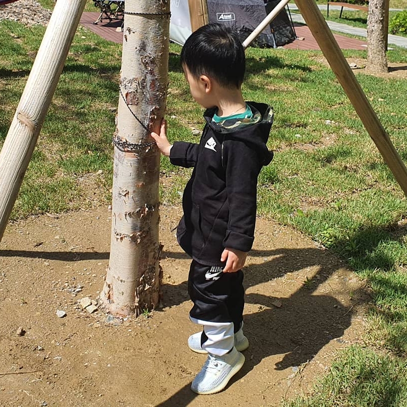 (Infant) Adidas Yeezy Boost 350 V2 Cloud White 착용 스타일 - 1