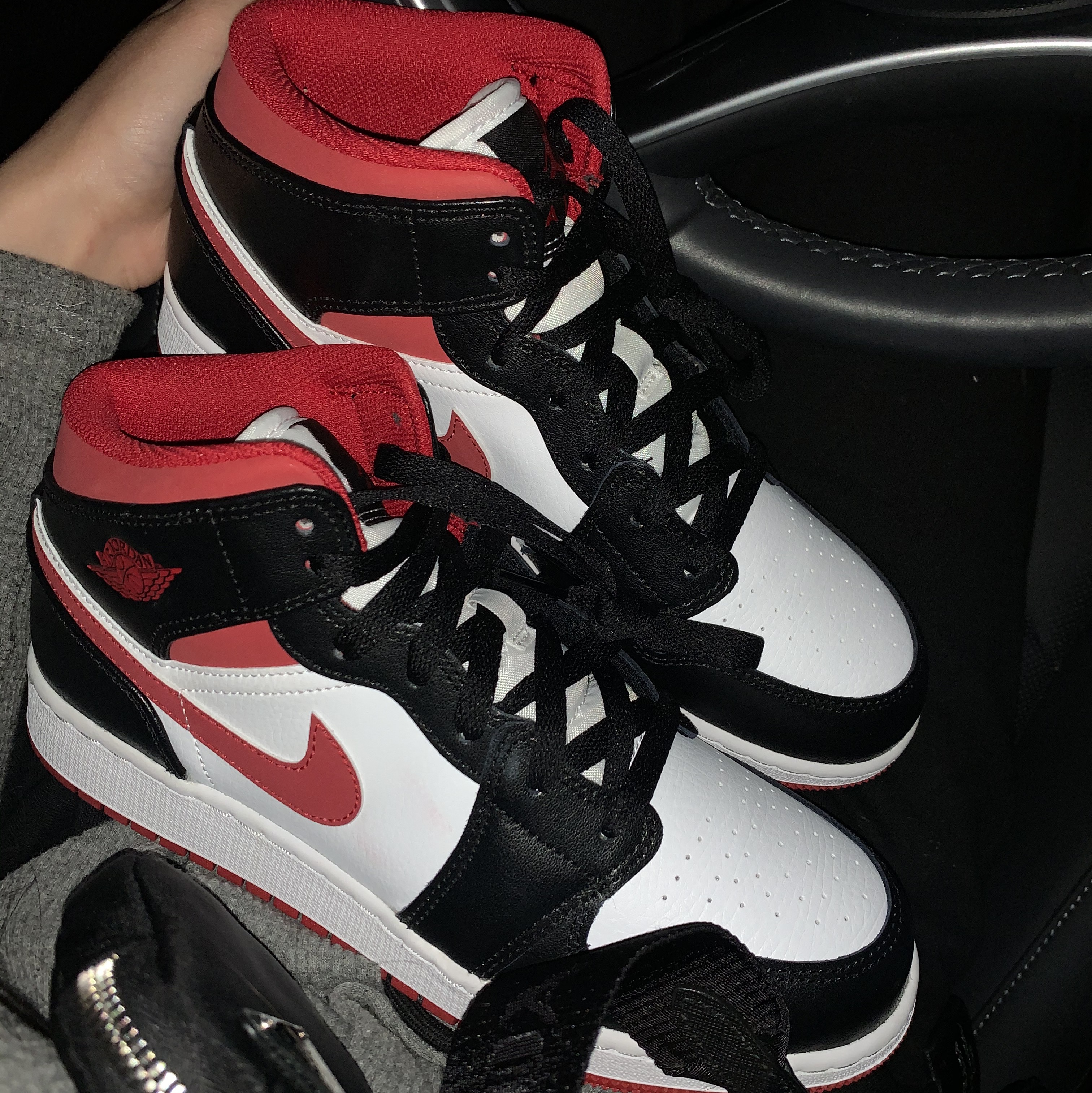 (GS) Jordan 1 Mid Gym Red Black White, Jordan 1 Mid Gym Red Black White 착용 스타일