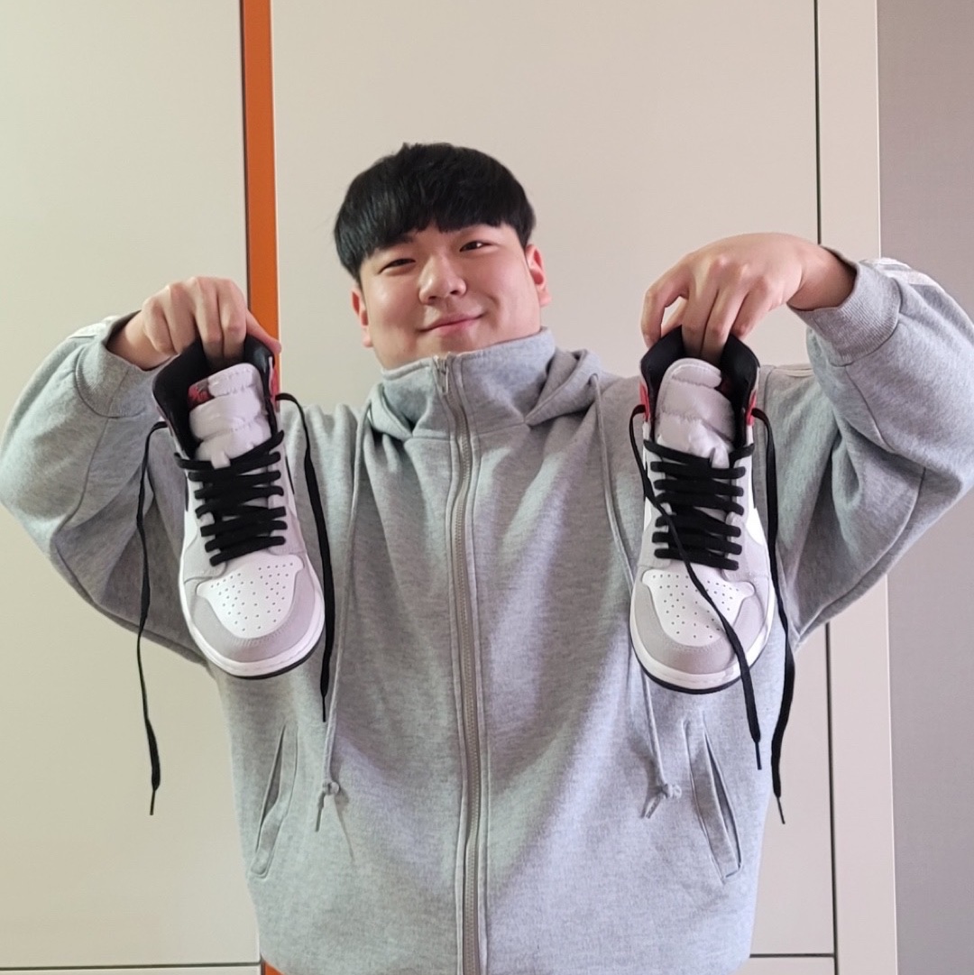 Jordan 1 Retro High OG Light Smoke Grey 착용 스타일 - 3