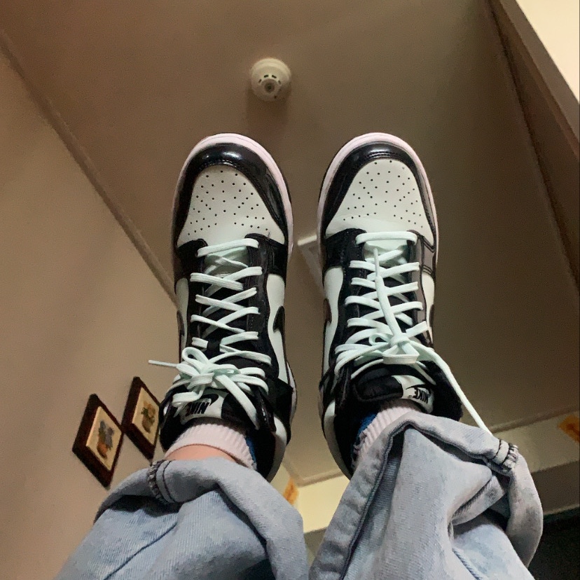 Nike Dunk High Barely Green 착용 스타일 - 1