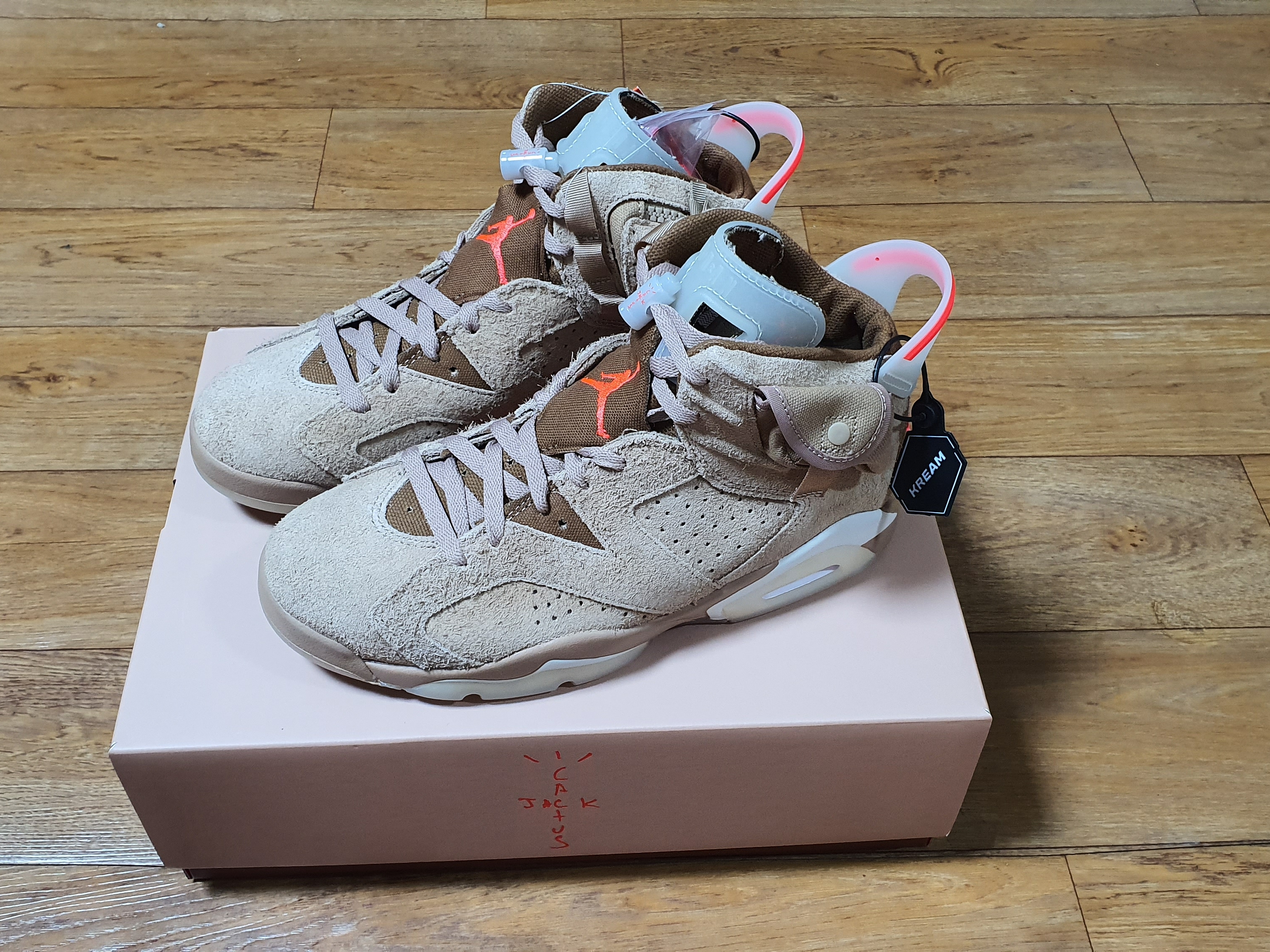 Jordan 6 x Travis Scott Retro SP British Khaki 착용 스타일