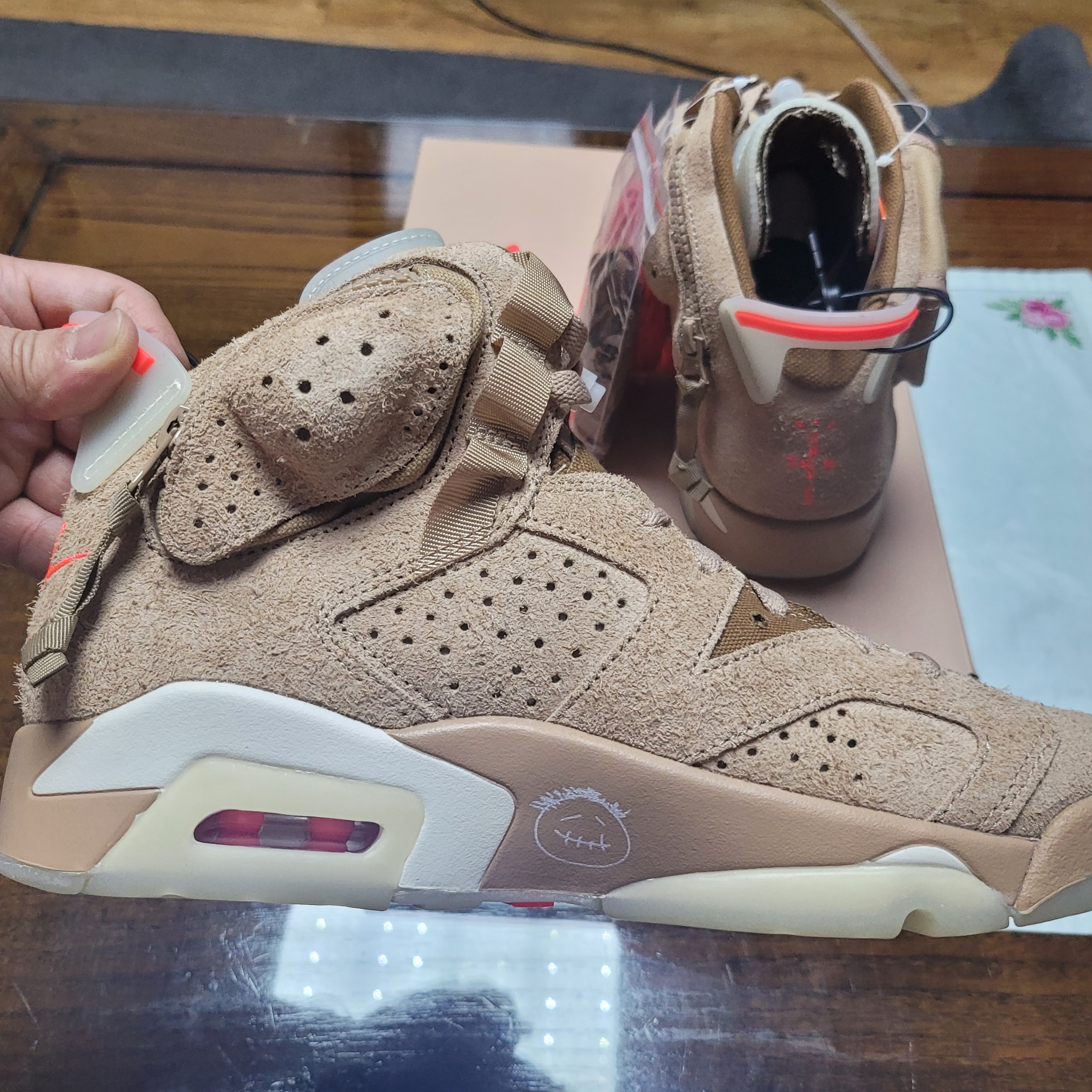 Jordan 6 x Travis Scott Retro SP British Khaki 착용 스타일 - 2