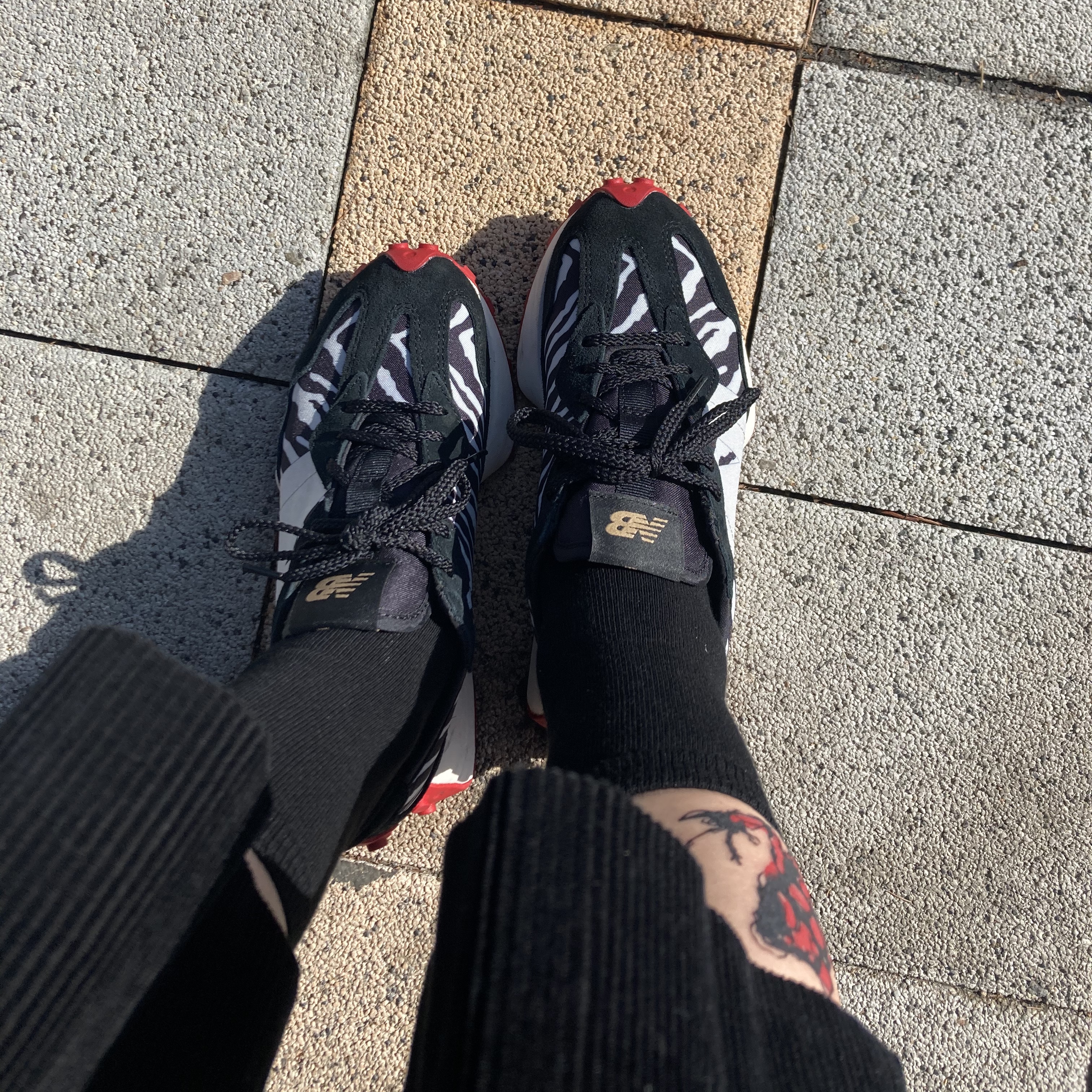 (W) New Balance 327 Zebra Black Red 착용 스타일