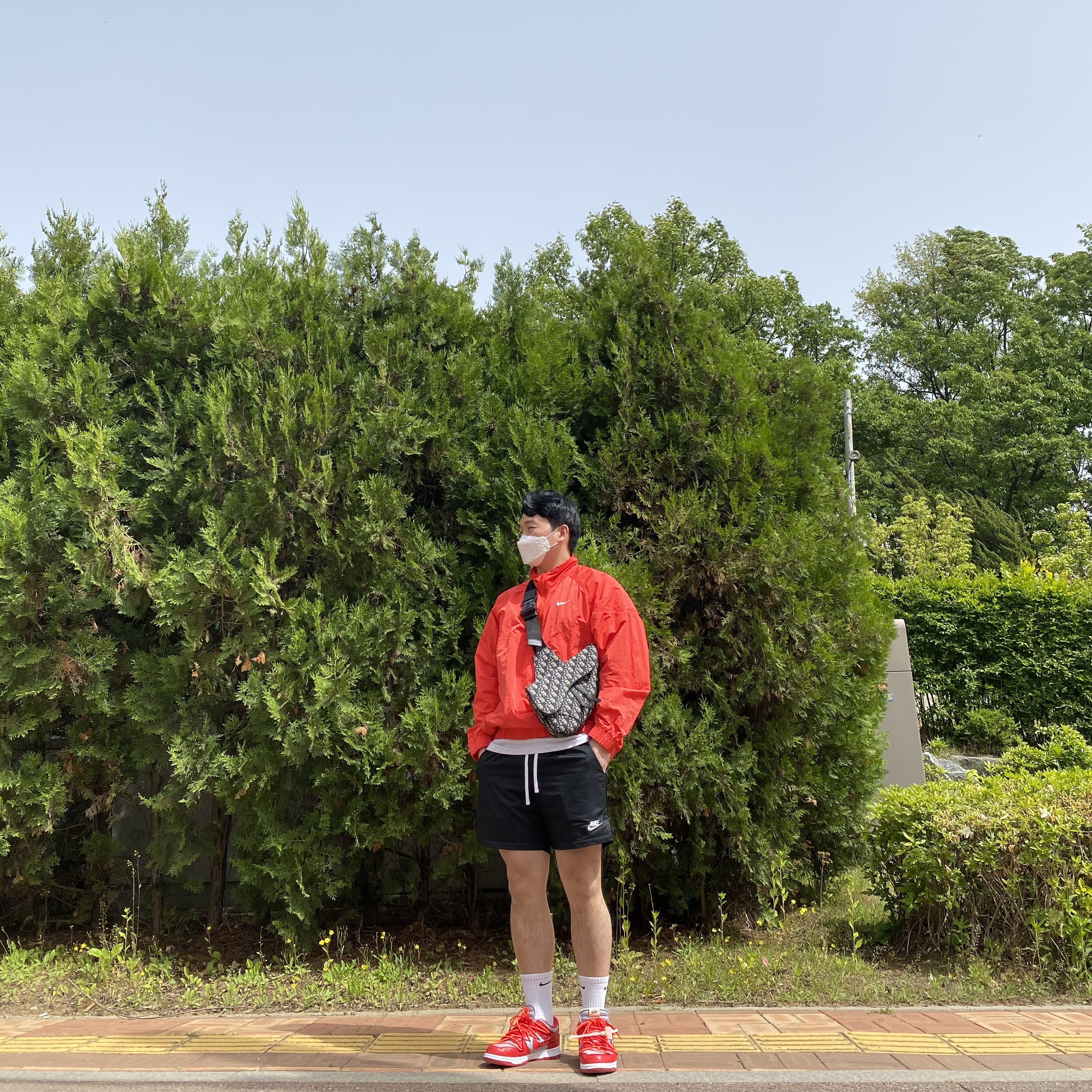 Nike x Off-White Dunk Low University Red, Nike x Stussy Windrunner Jacket Habanero Red 착용 스타일