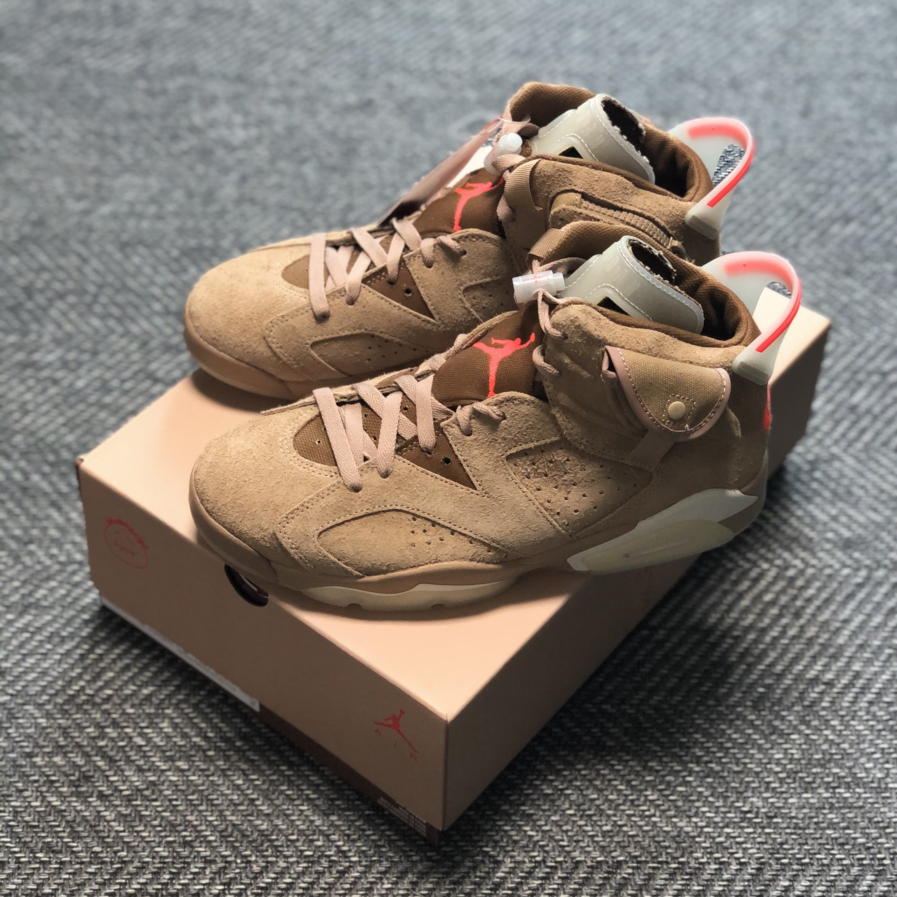 Jordan 6 x Travis Scott Retro SP British Khaki 착용 스타일