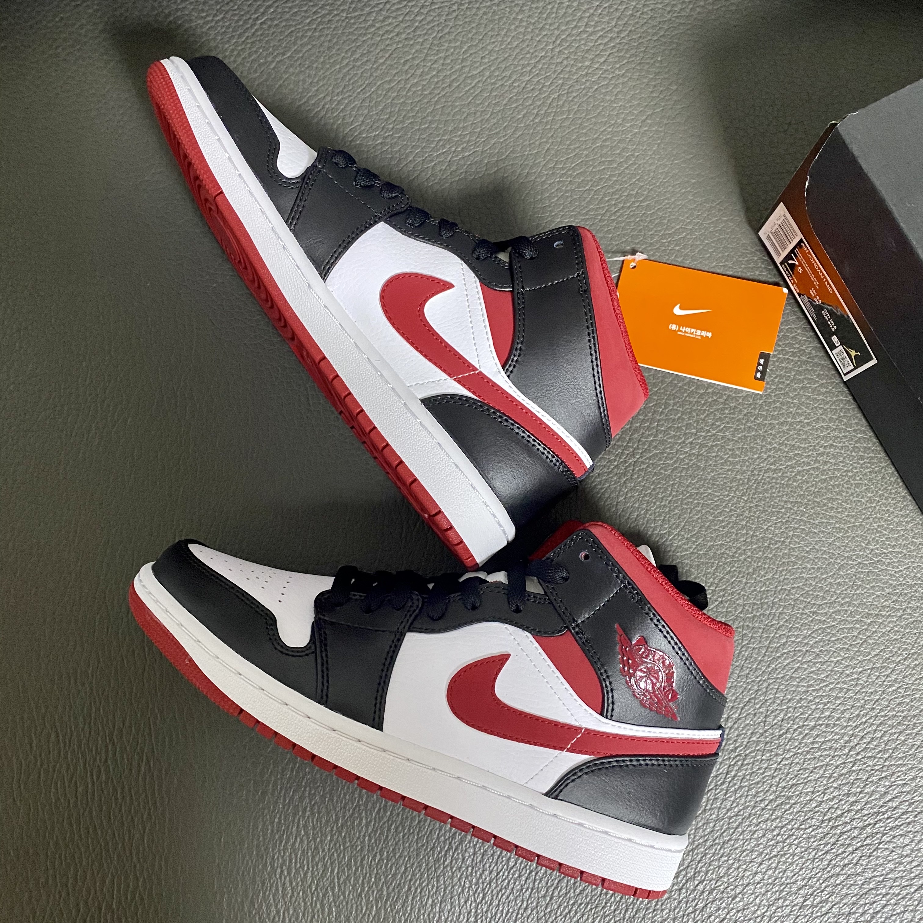 Jordan 1 Mid Gym Red Black White 착용 스타일