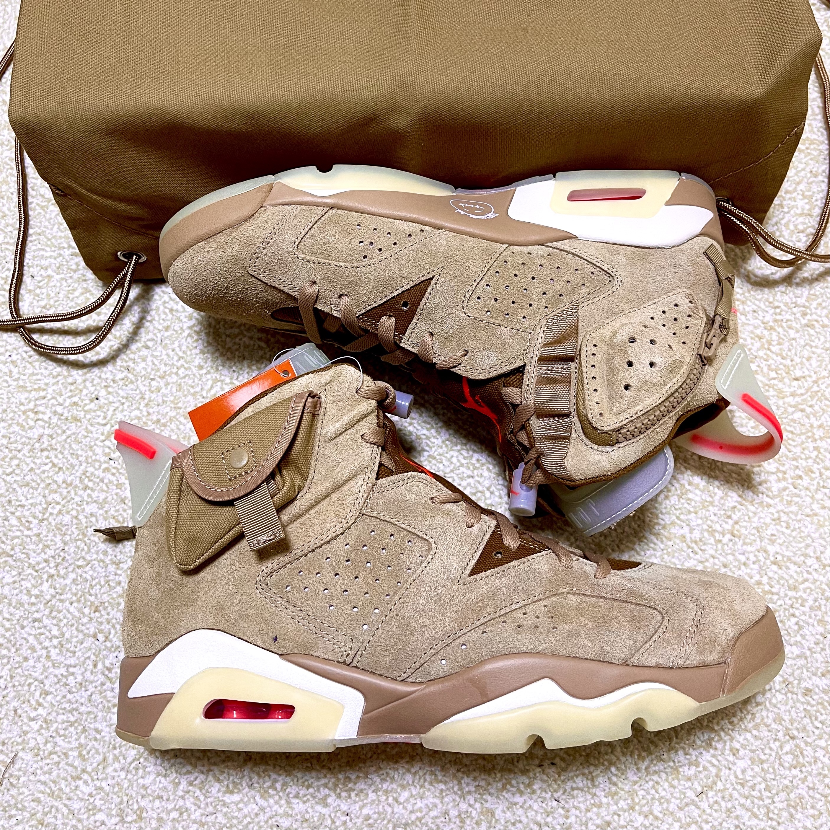 Jordan 6 x Travis Scott Retro SP British Khaki 착용 스타일 - 2