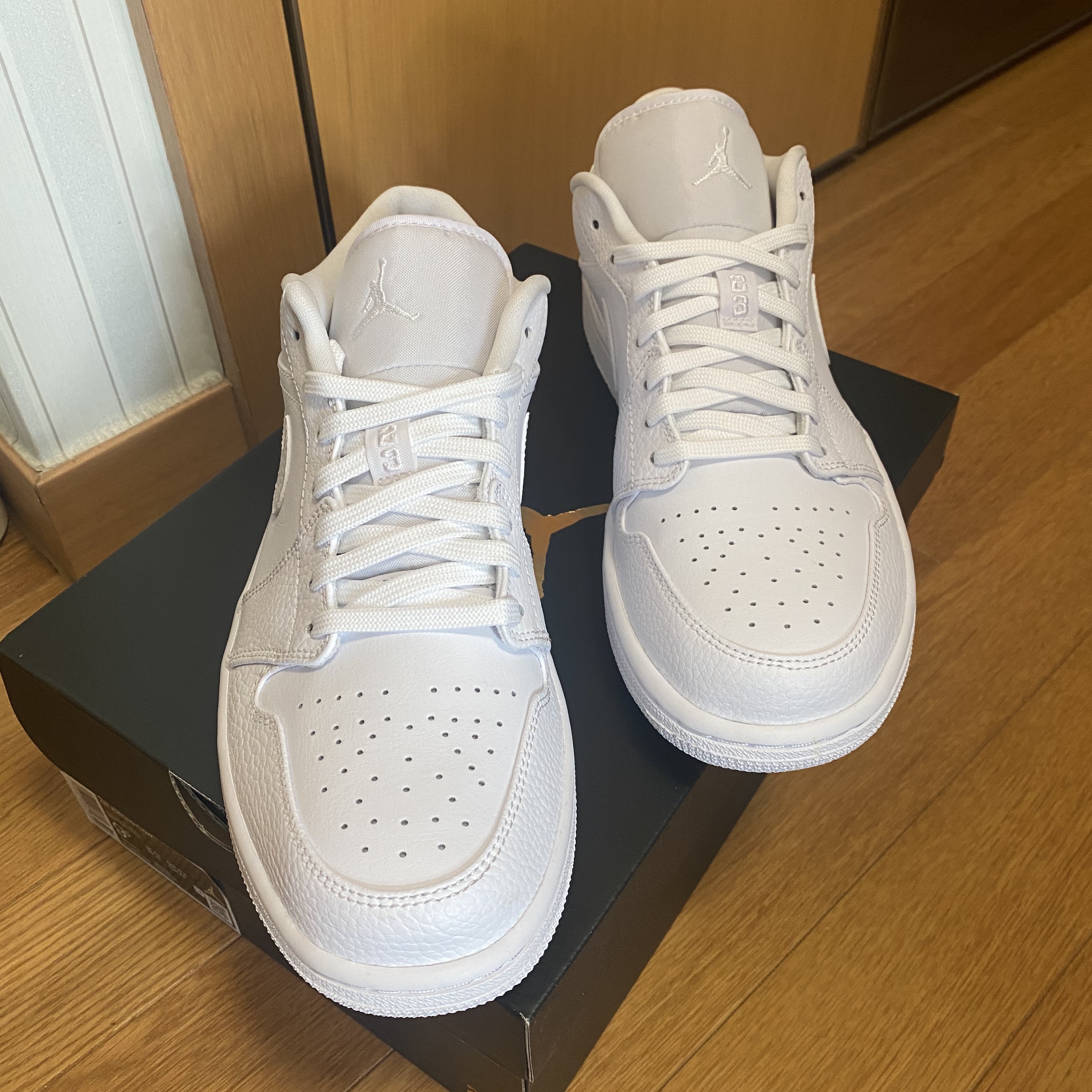 Jordan 1 Low Triple White Tumbled Leather 2020 착용 스타일 - 3