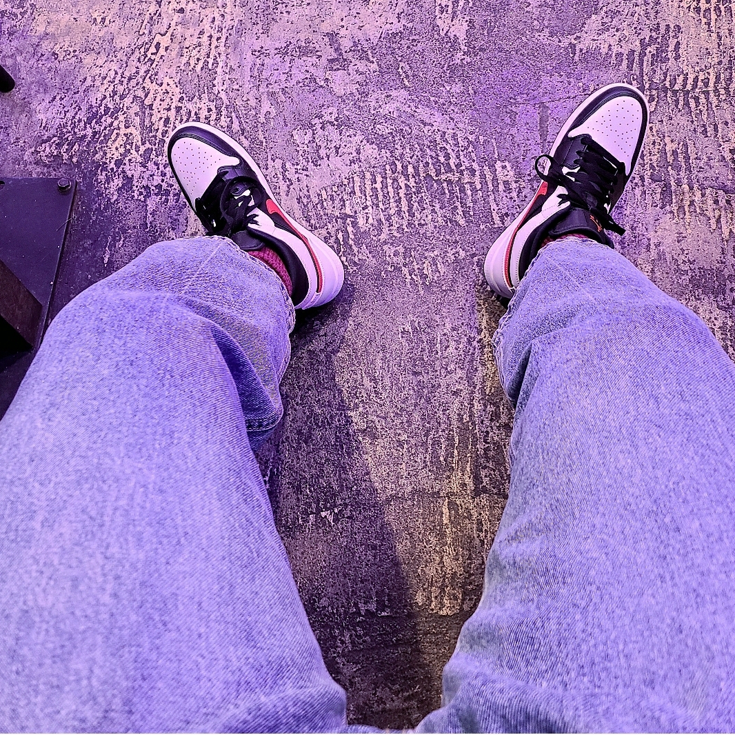 Jordan 1 Mid Black Chile Red 착용 스타일