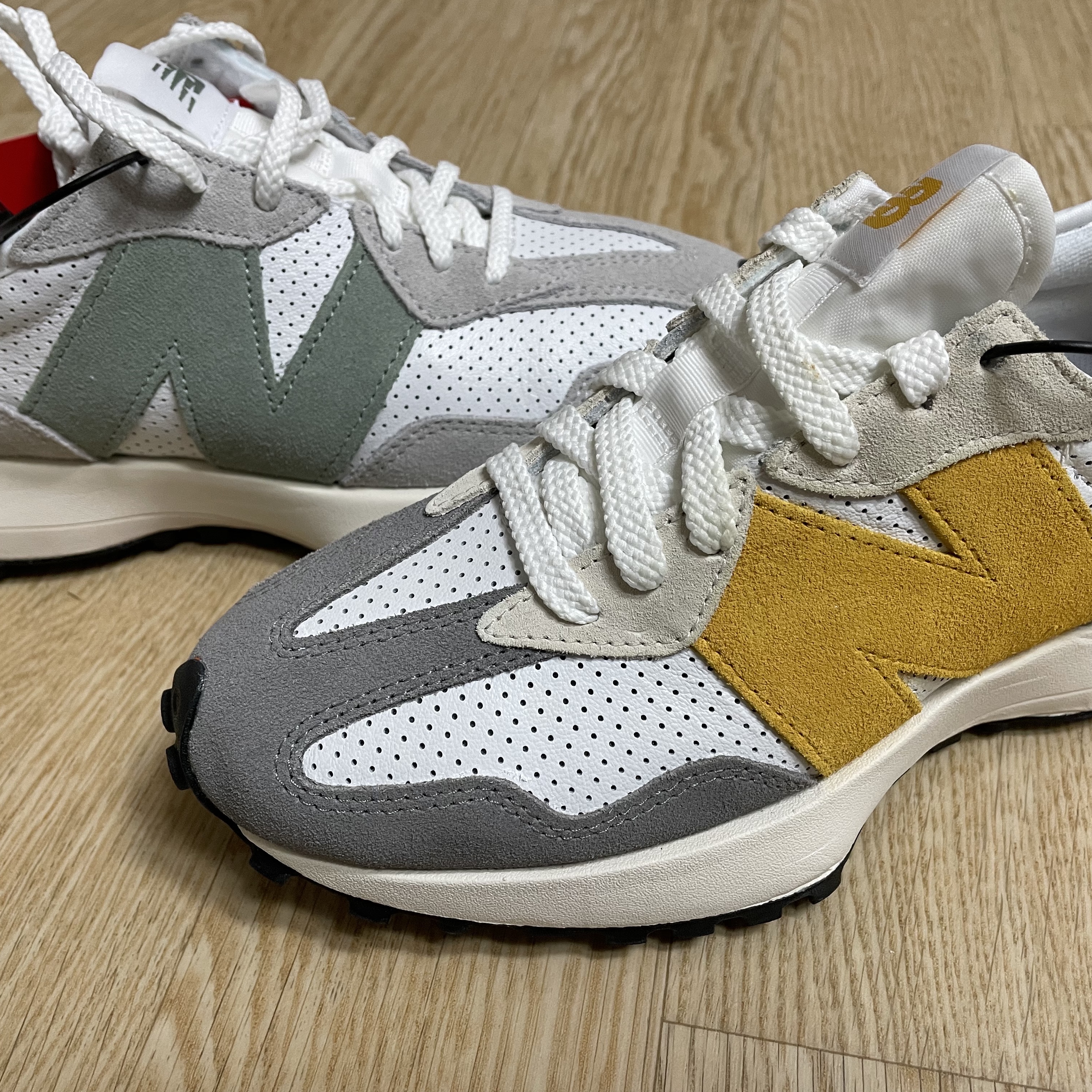 (W) New Balance 327 Grey Green - JD Sports Exclusive, New Balance 327 Grey Yellow - JD Sports Exclusive 착용 스타일 - 1