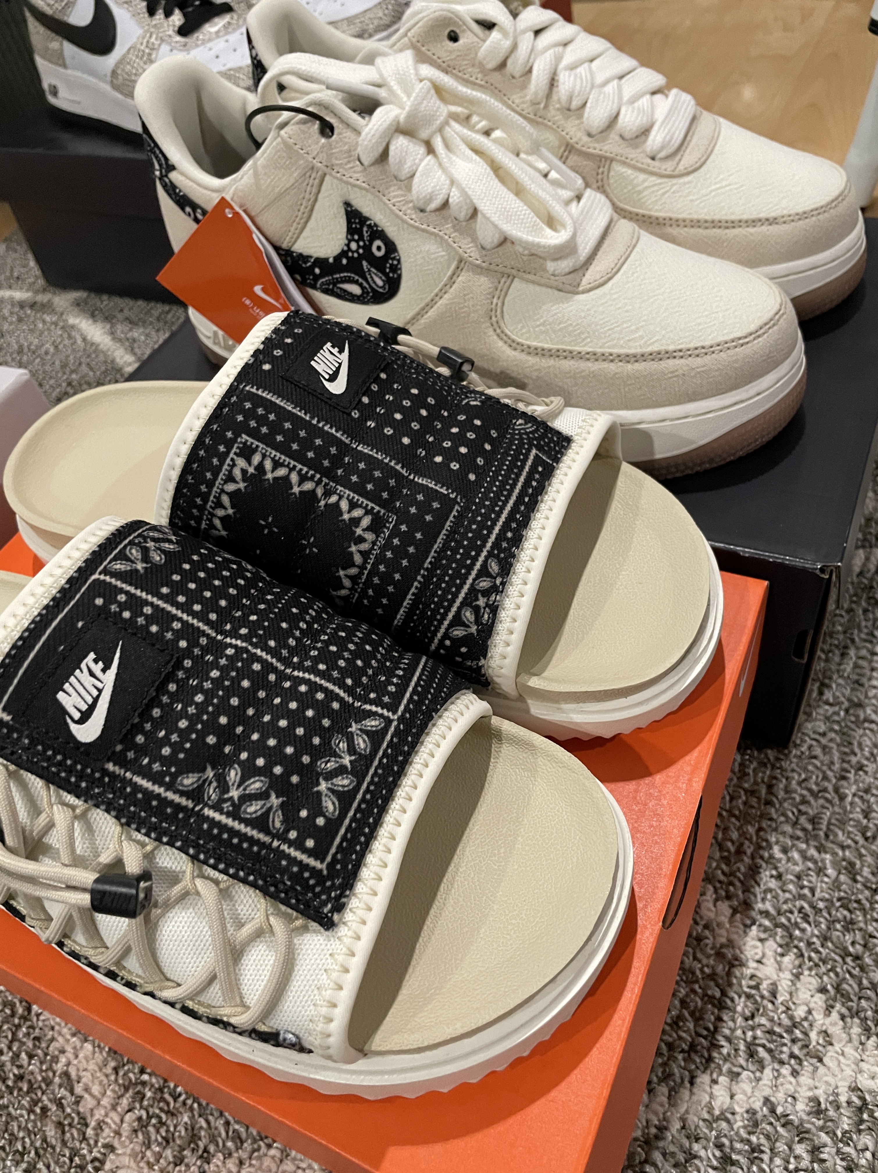 Nike Air Force 1 '07 LV8 Paisley Swoosh, Nike Asuna Slide Pale Ivory Rattan 착용 스타일