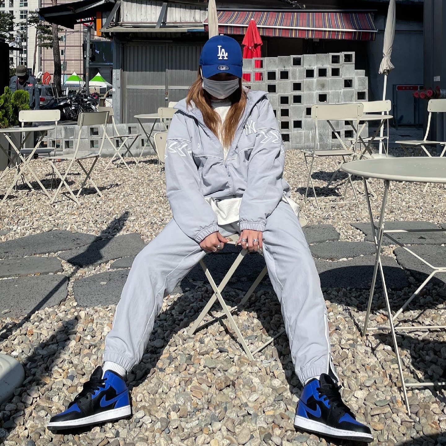 Jordan 1 Mid Black Hyper Royal 착용 스타일 - 2