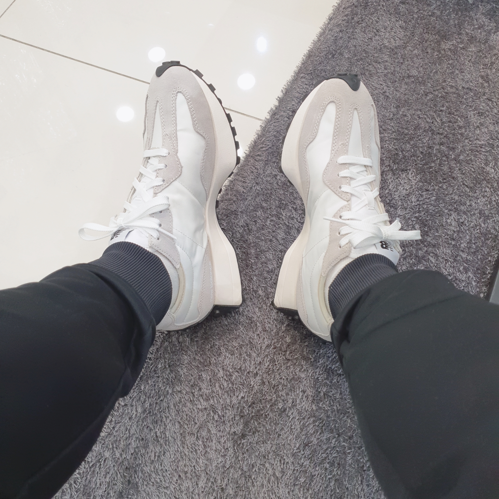 New Balance 327 White Black 착용 스타일 - 2