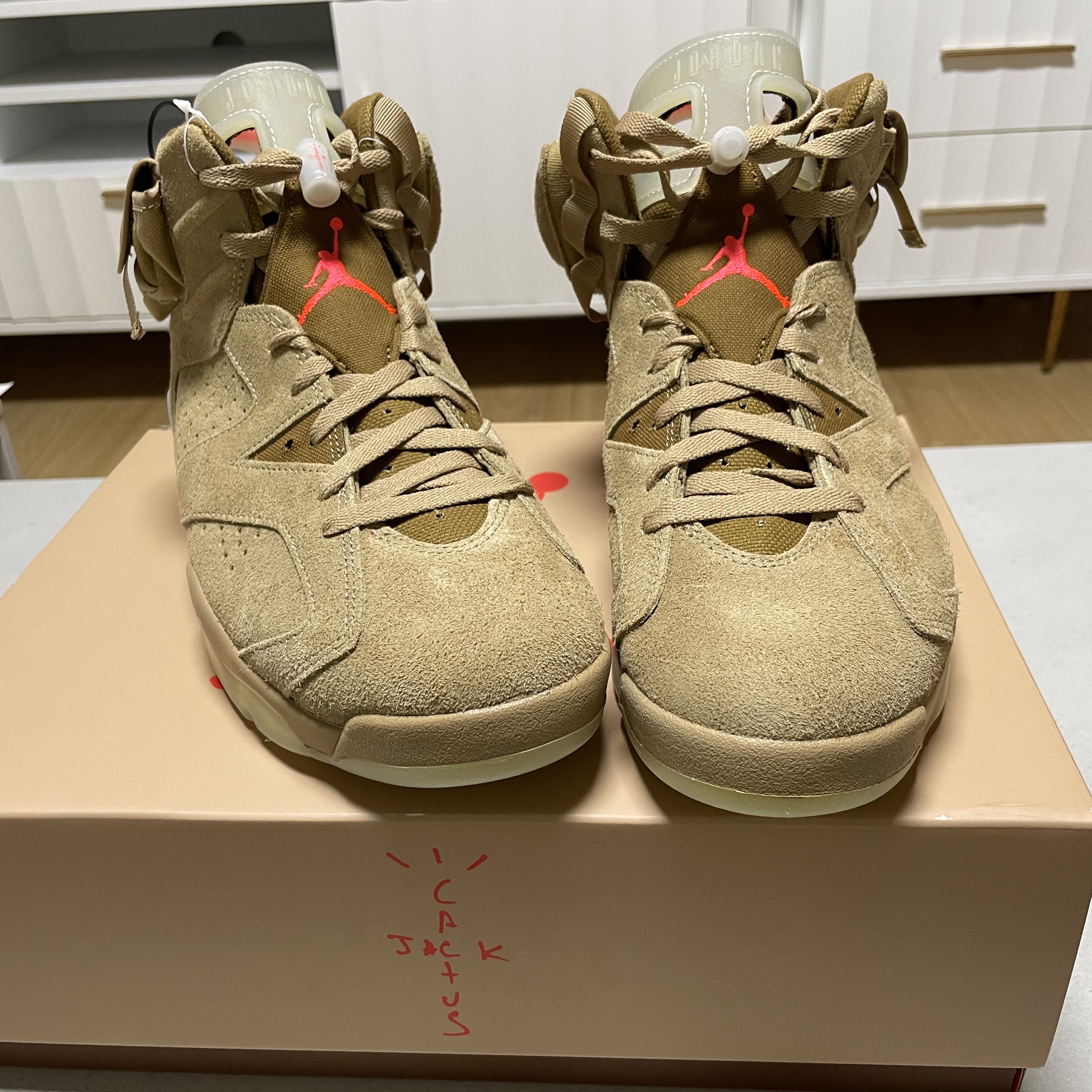 Jordan 6 x Travis Scott Retro SP British Khaki 착용 스타일