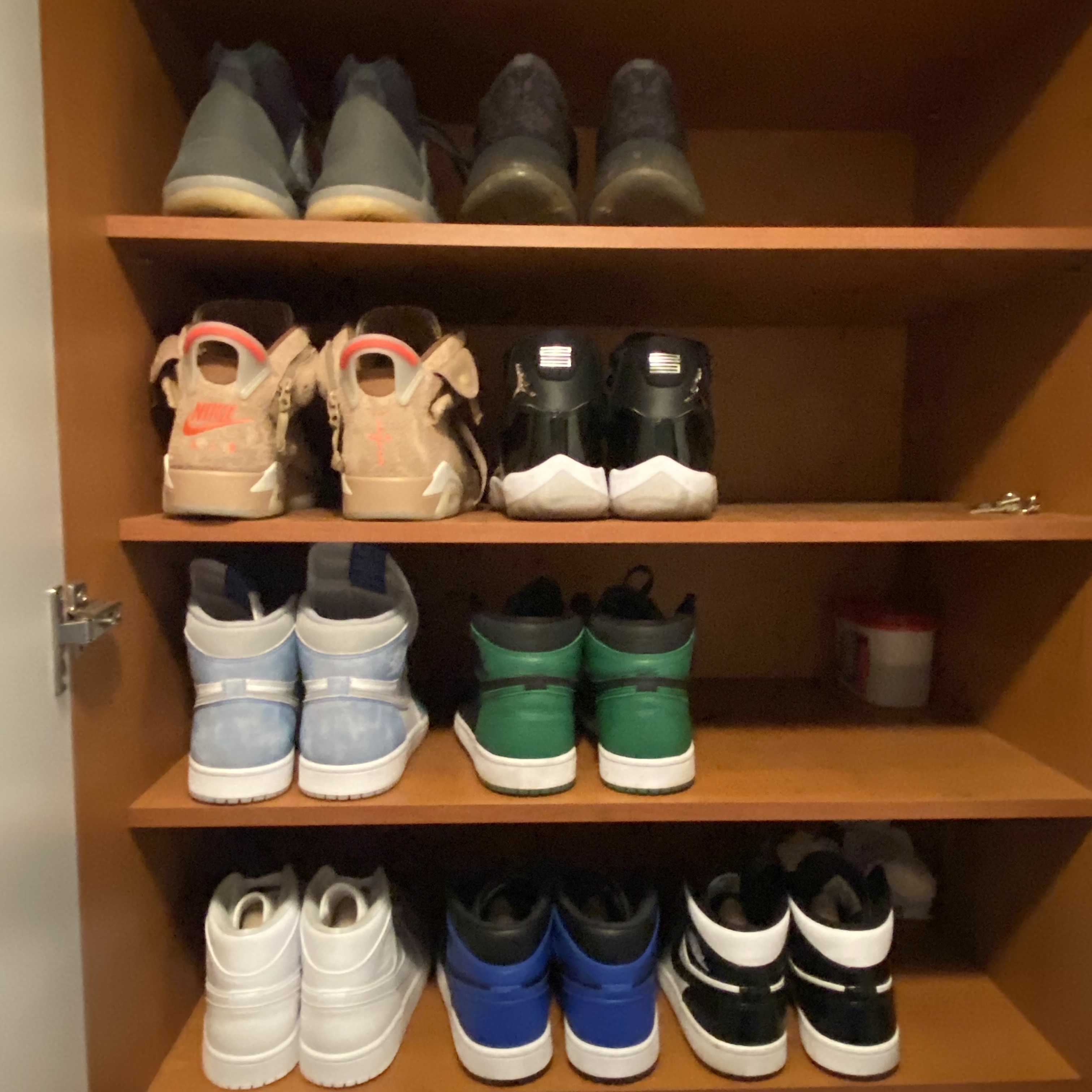 Jordan 1 Retro High OG Hyper Royal, Jordan 6 x Travis Scott Retro SP British Khaki 착용 스타일