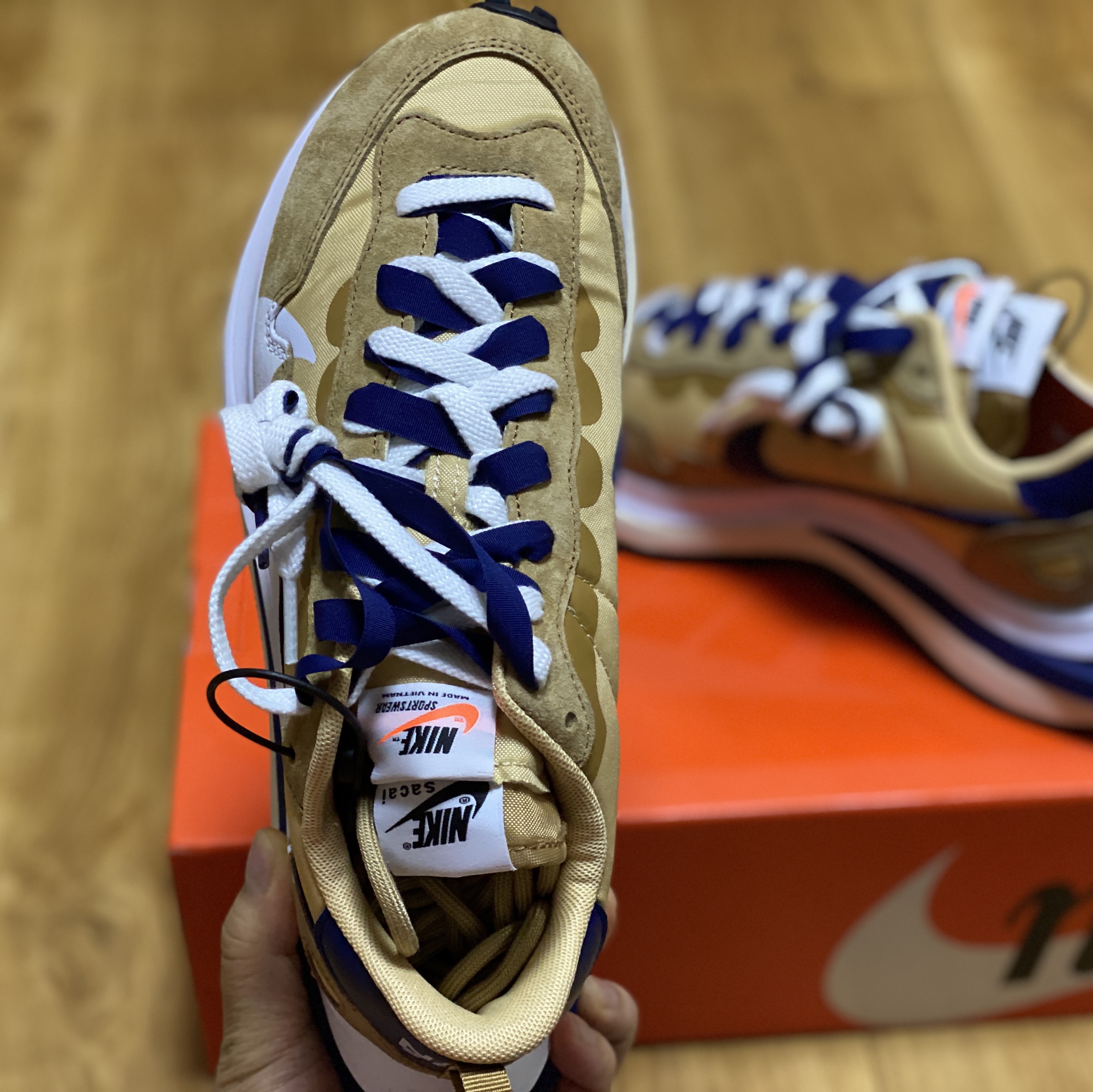 Nike x Sacai VaporWaffle Sesame and Blue Void 착용 스타일 - 3