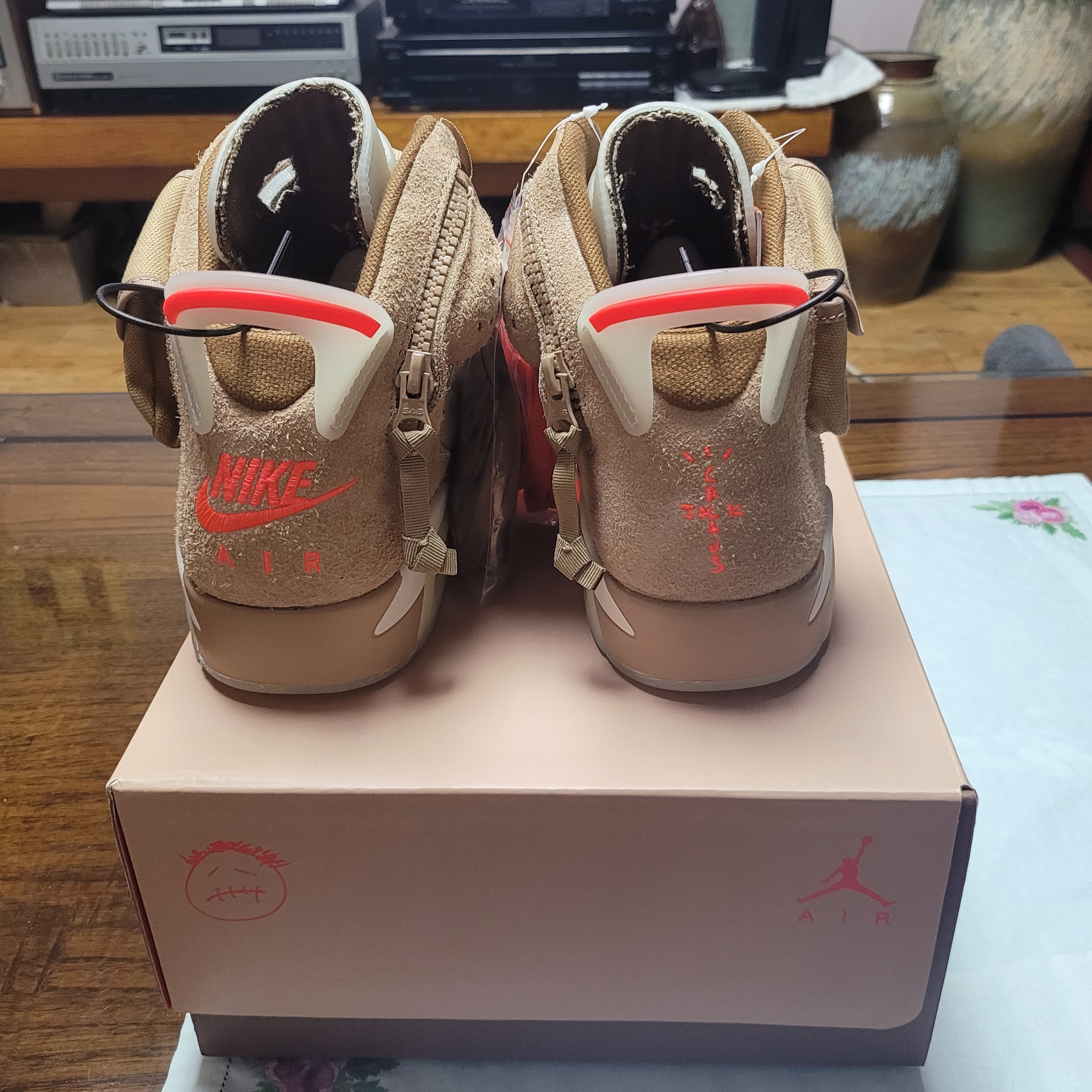 Jordan 6 x Travis Scott Retro SP British Khaki 착용 스타일 - 3