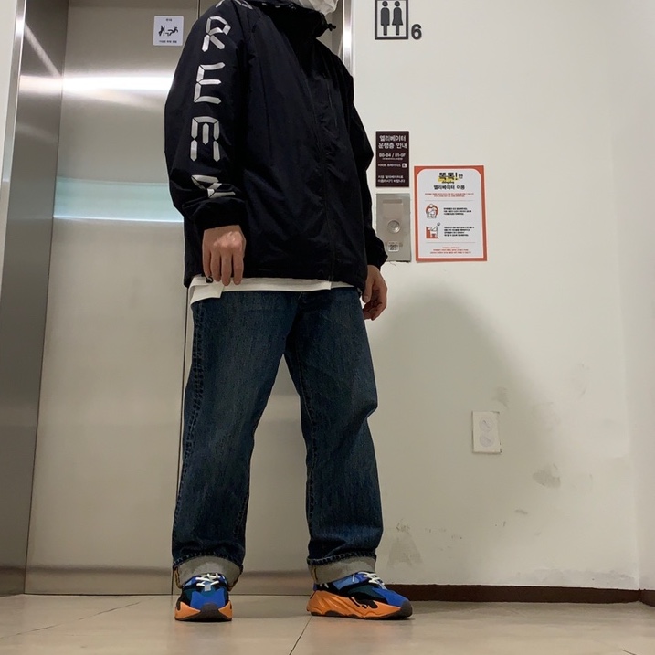 Adidas Yeezy Boost 700 Bright Blue 착용 스타일