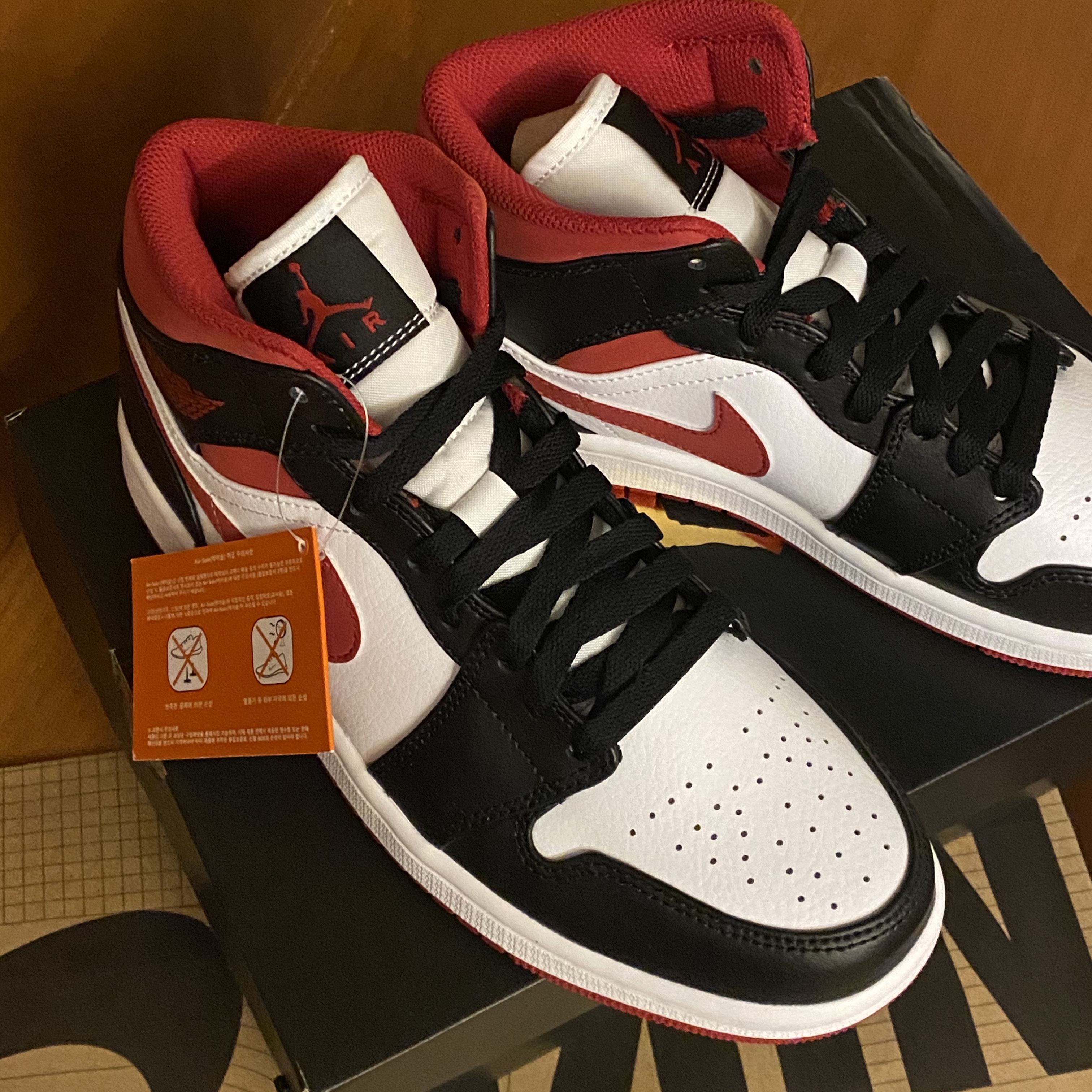 Jordan 1 Mid Gym Red Black White 착용 스타일 - 2