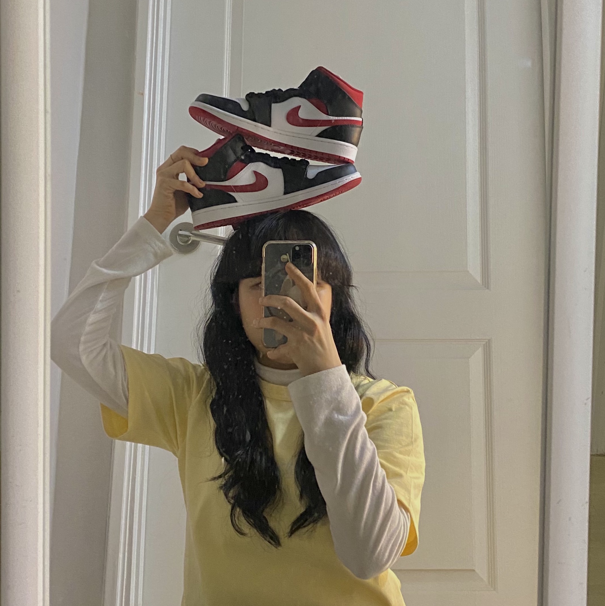 Jordan 1 Mid Gym Red Black White 착용 스타일 - 1
