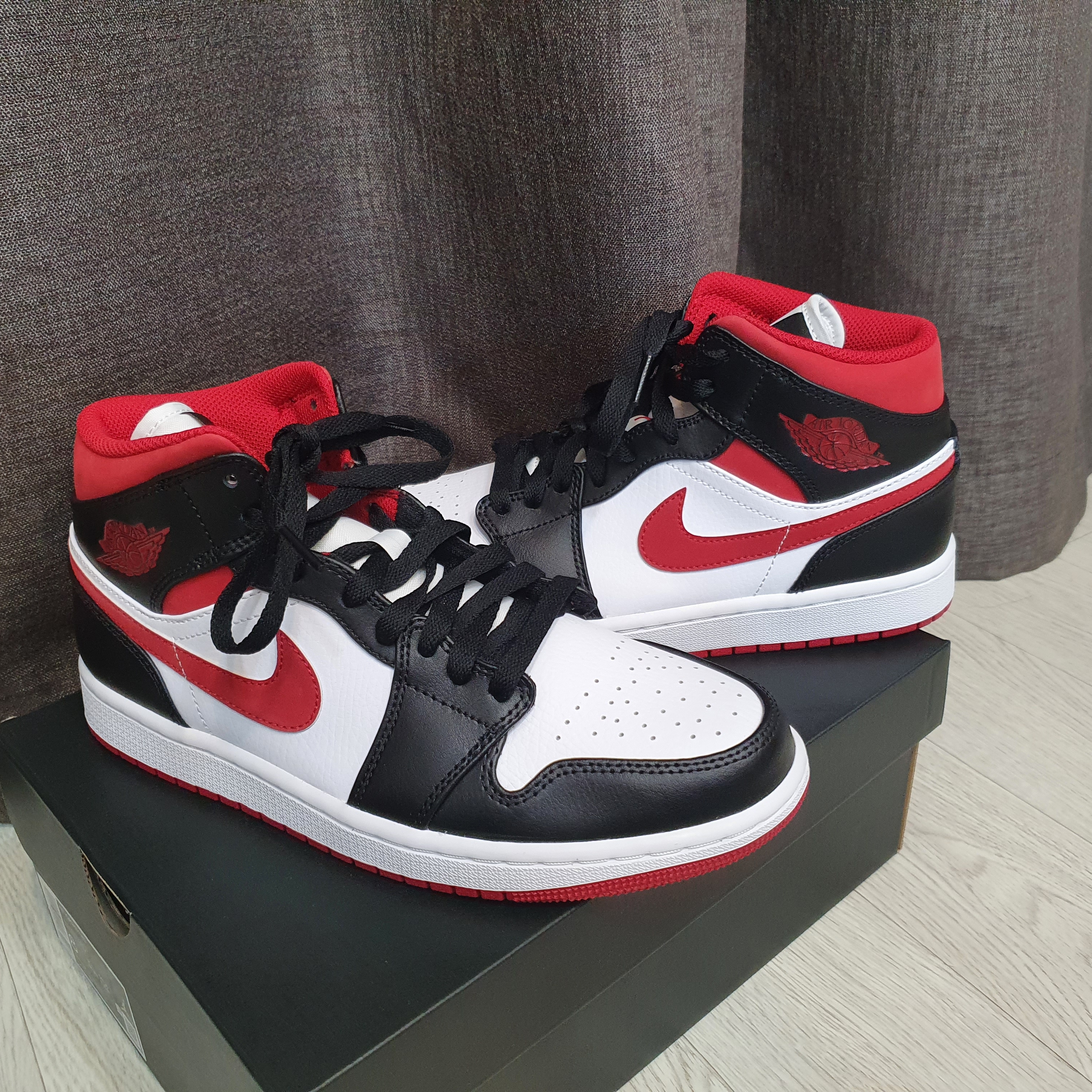 Jordan 1 Mid Gym Red Black White 착용 스타일