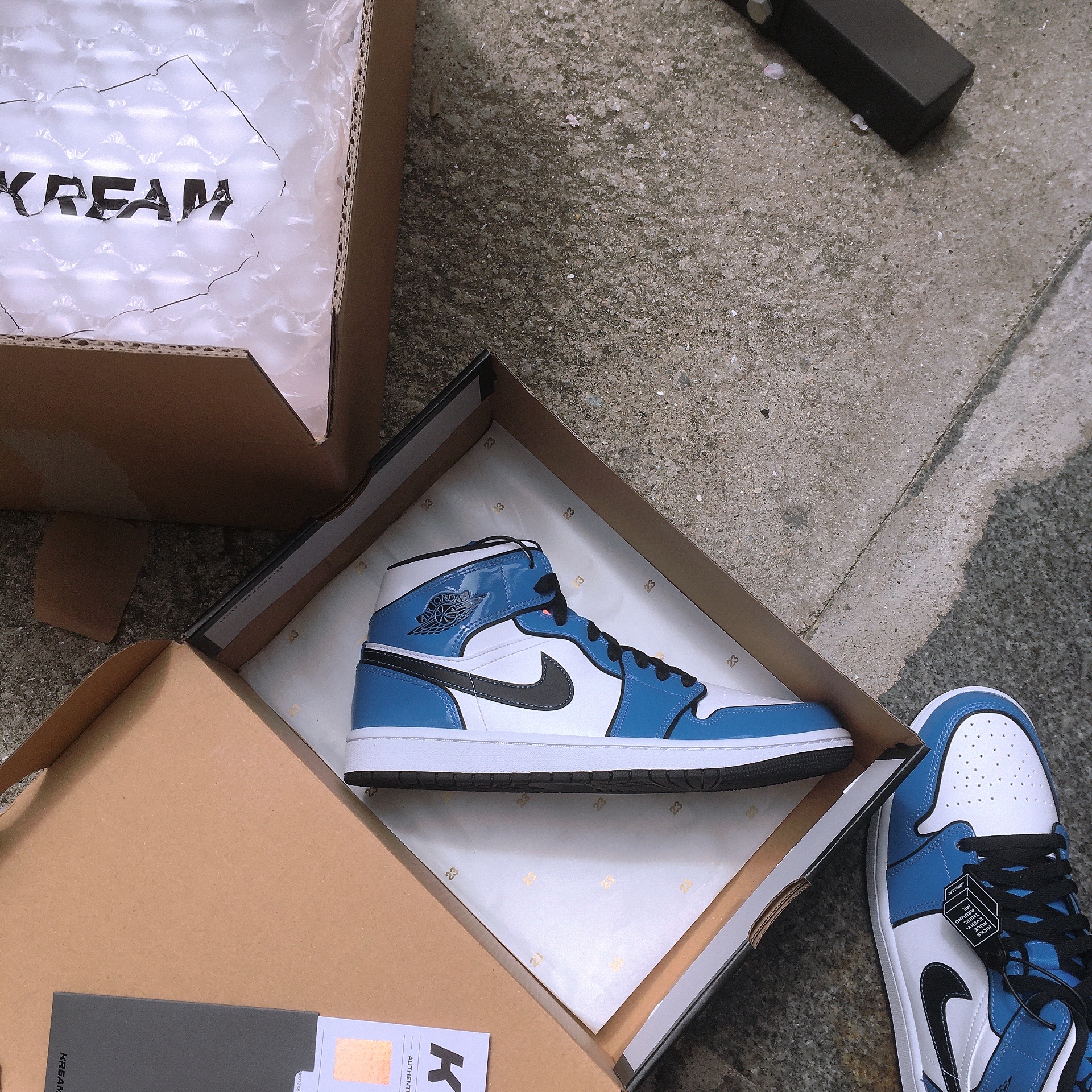 Jordan 1 Mid SE Signal Blue 착용 스타일 - 1