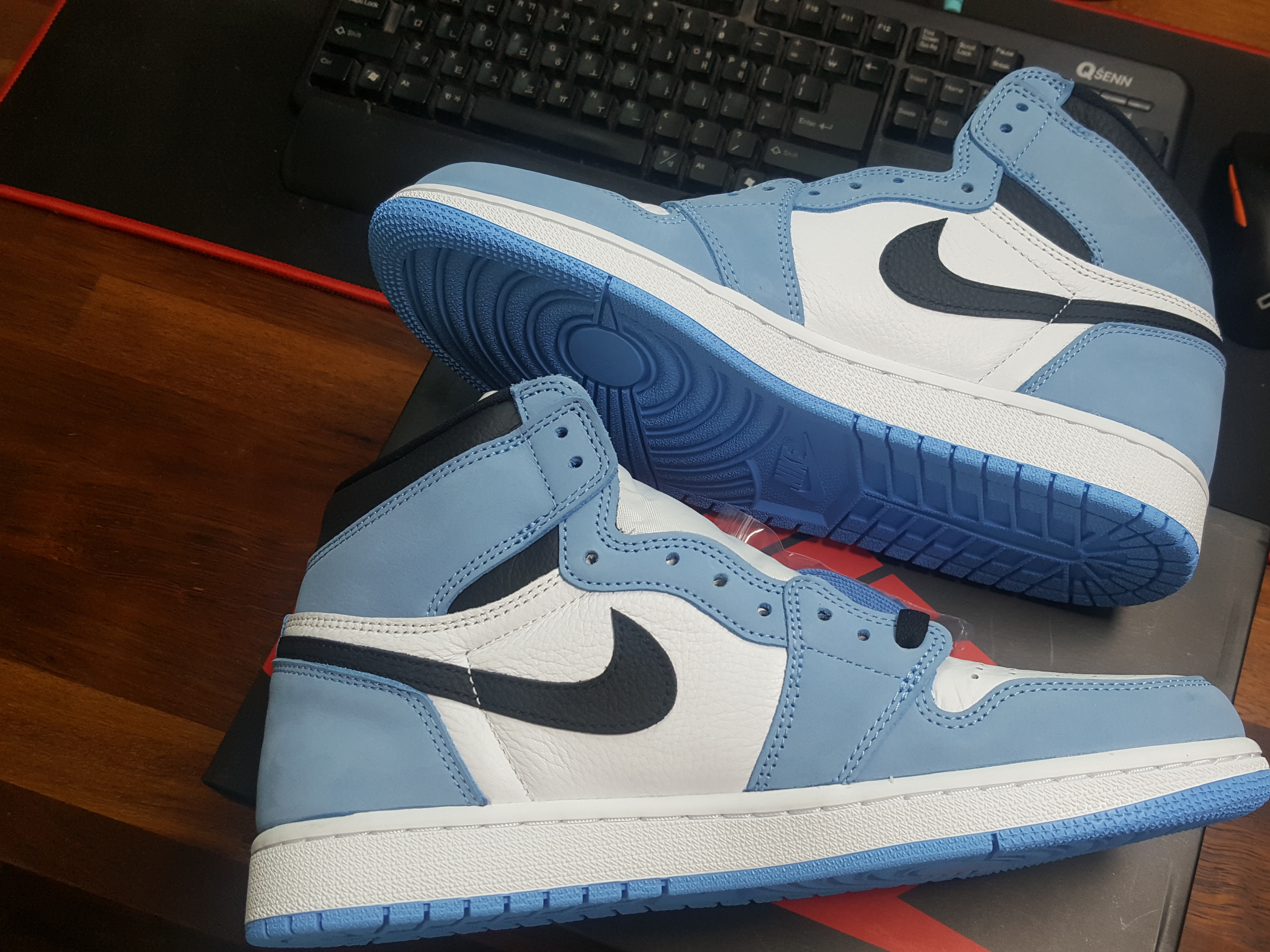 Jordan 1 Retro High OG University Blue 착용 스타일 - 1