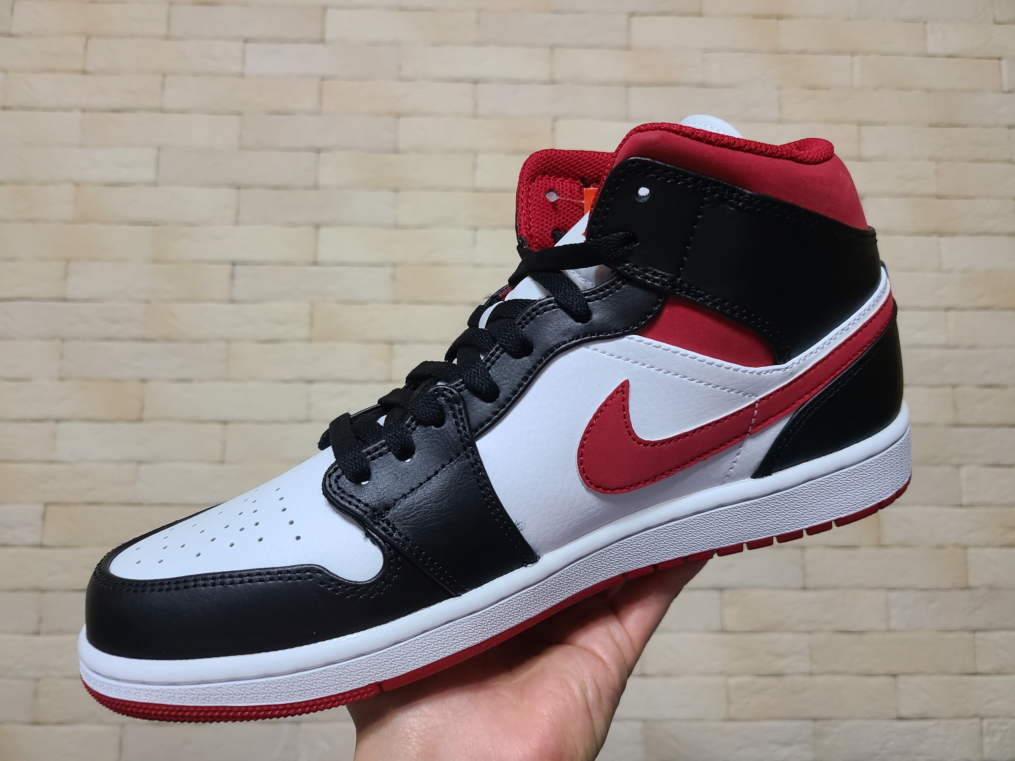 Jordan 1 Mid Gym Red Black White 착용 스타일 - 4