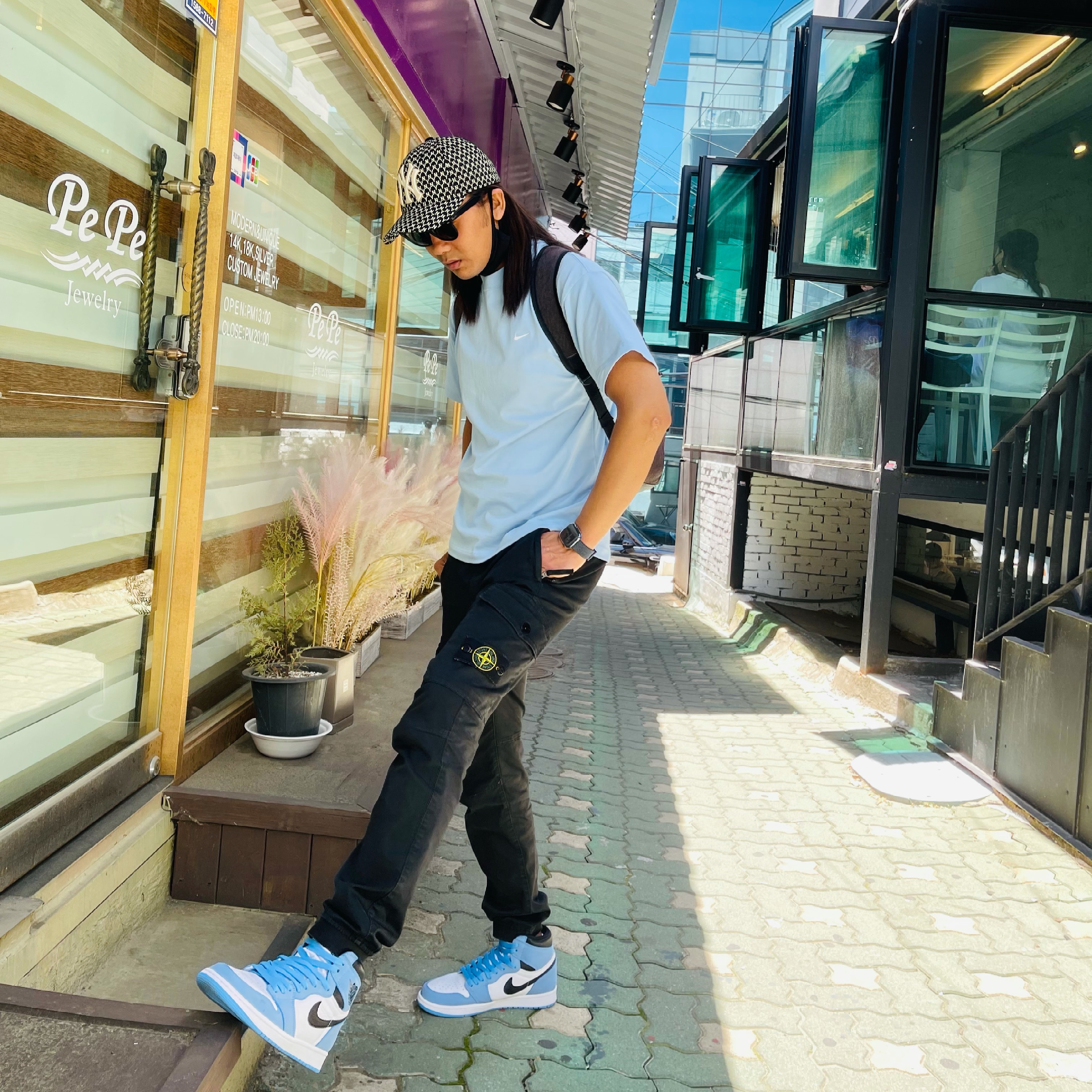 Jordan 1 Retro High OG University Blue, Nike NRG Solo Swoosh T-Shirt Psychic Blue - US/EU 착용 스타일