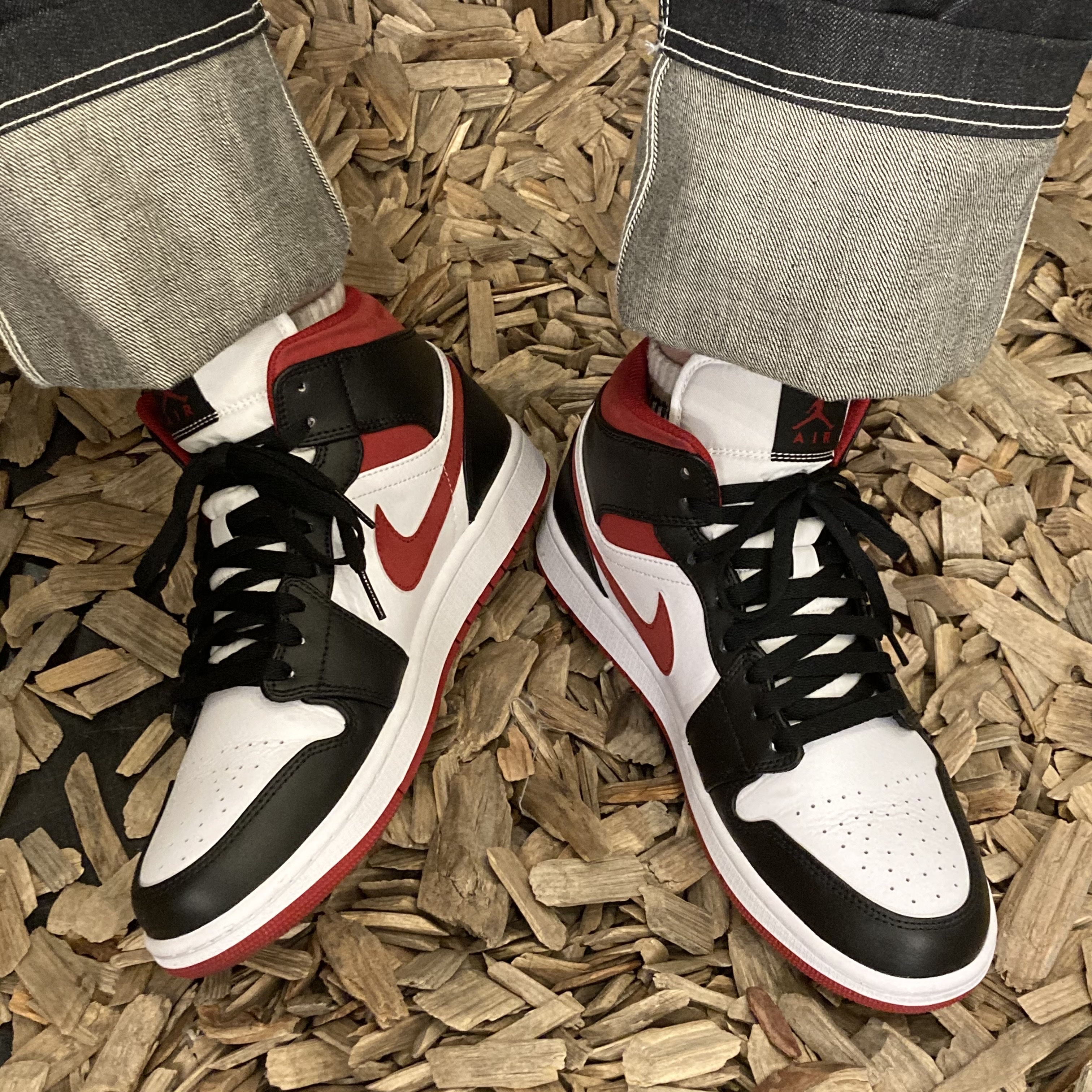 Jordan 1 Mid Gym Red Black White 착용 스타일 - 1