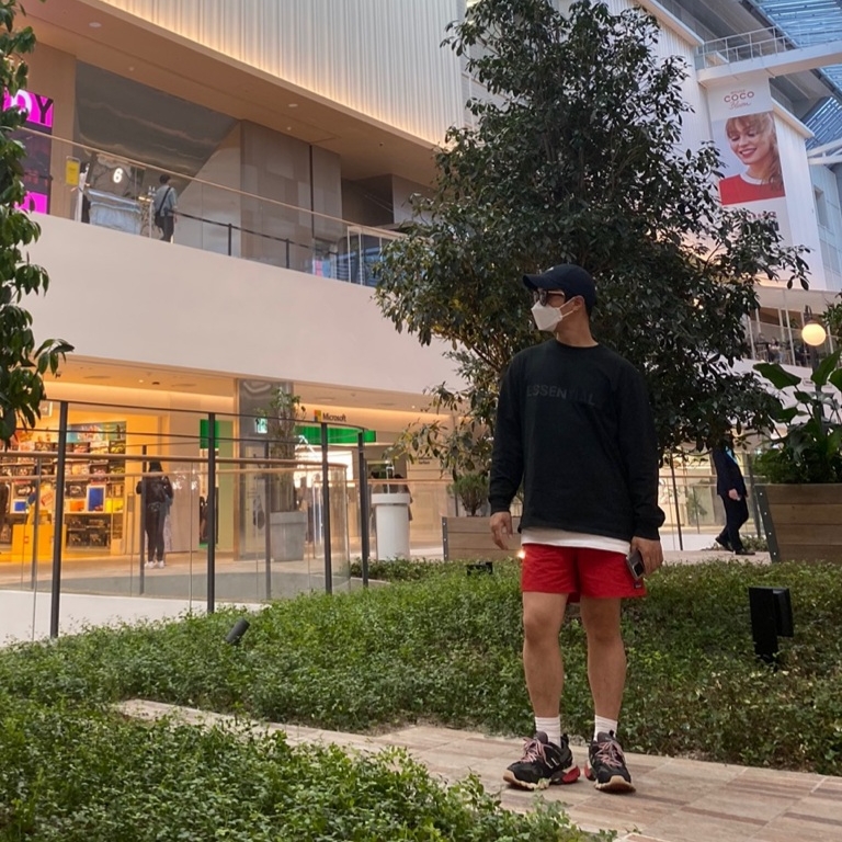 Essentials 3D Silicon Applique Boxy Long Sleeve T-Shirt Dark Slate/Black 2020, Balenciaga Track Sneakers Black Red 2019 착용 스타일