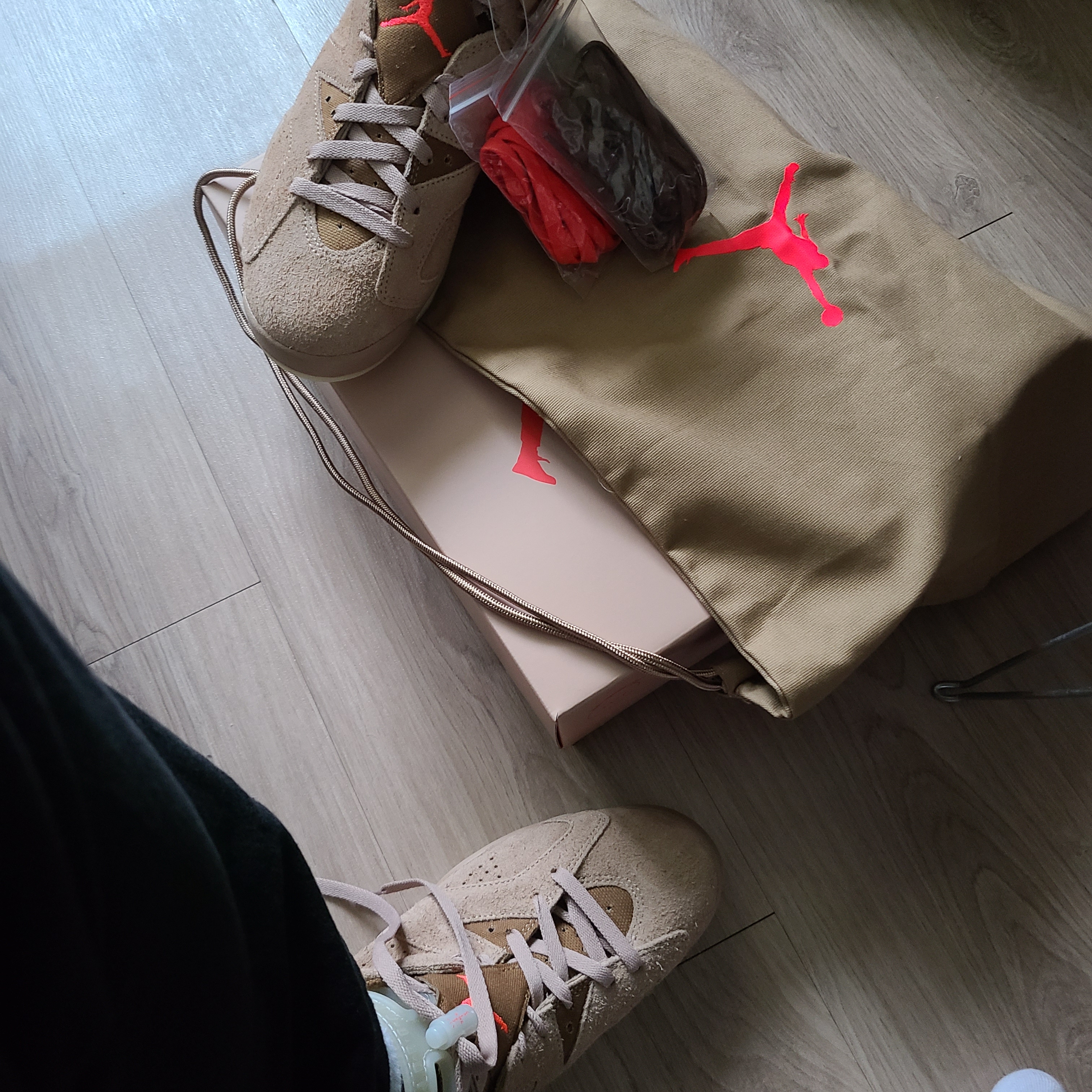 Jordan 6 x Travis Scott Retro SP British Khaki 착용 스타일